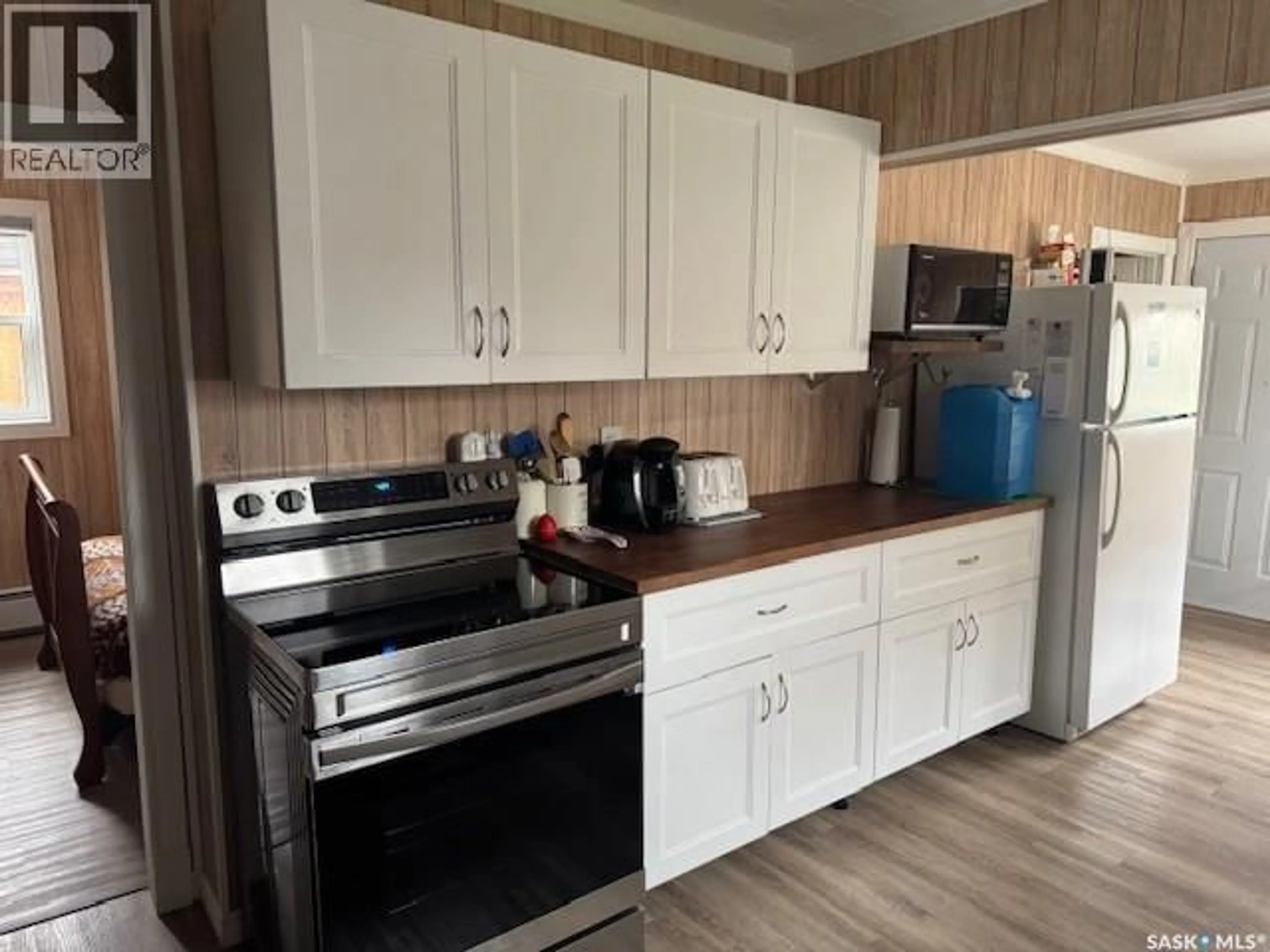 Standard kitchen, wood/laminate floor for 691 JOSEPH CRESCENT, Cochin Saskatchewan S0M0L0