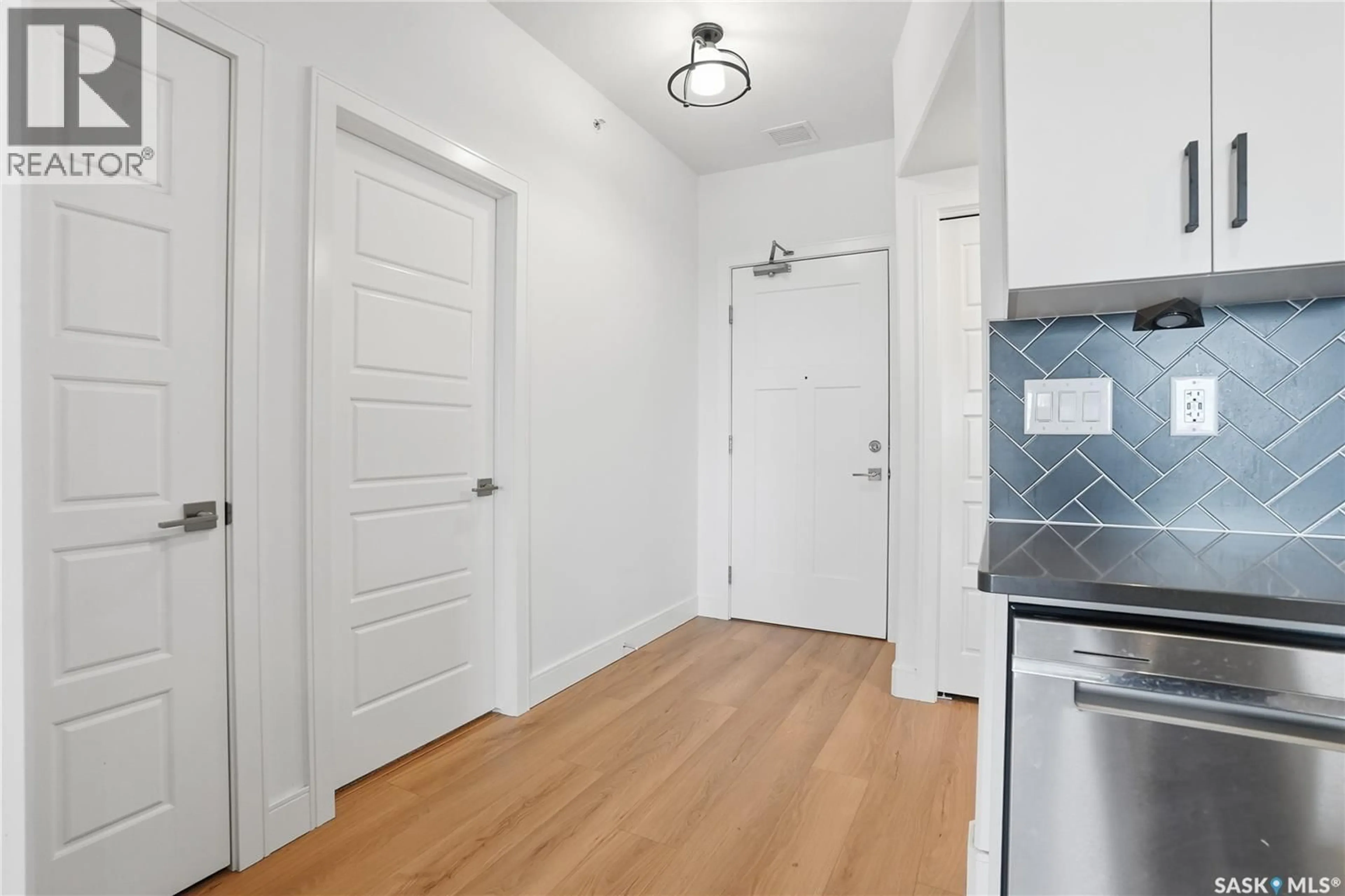 Indoor entryway for 105 - 309 WILLIS CRESCENT, Saskatoon Saskatchewan S7T0X9