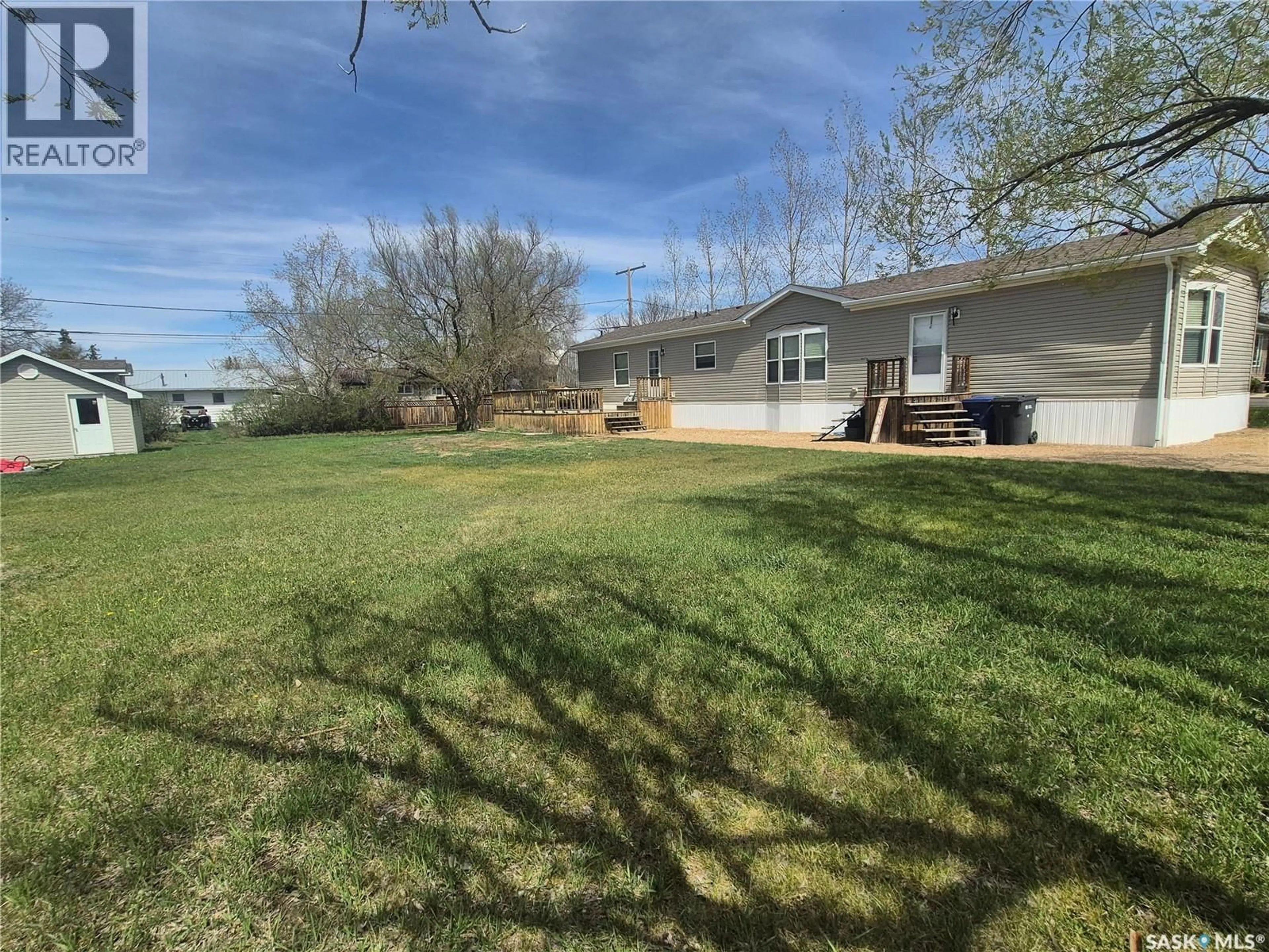A pic from outside/outdoor area/front of a property/back of a property/a pic from drone, water/lake/river/ocean view for 160 7TH AVENUE, Bengough Saskatchewan S0C0K0