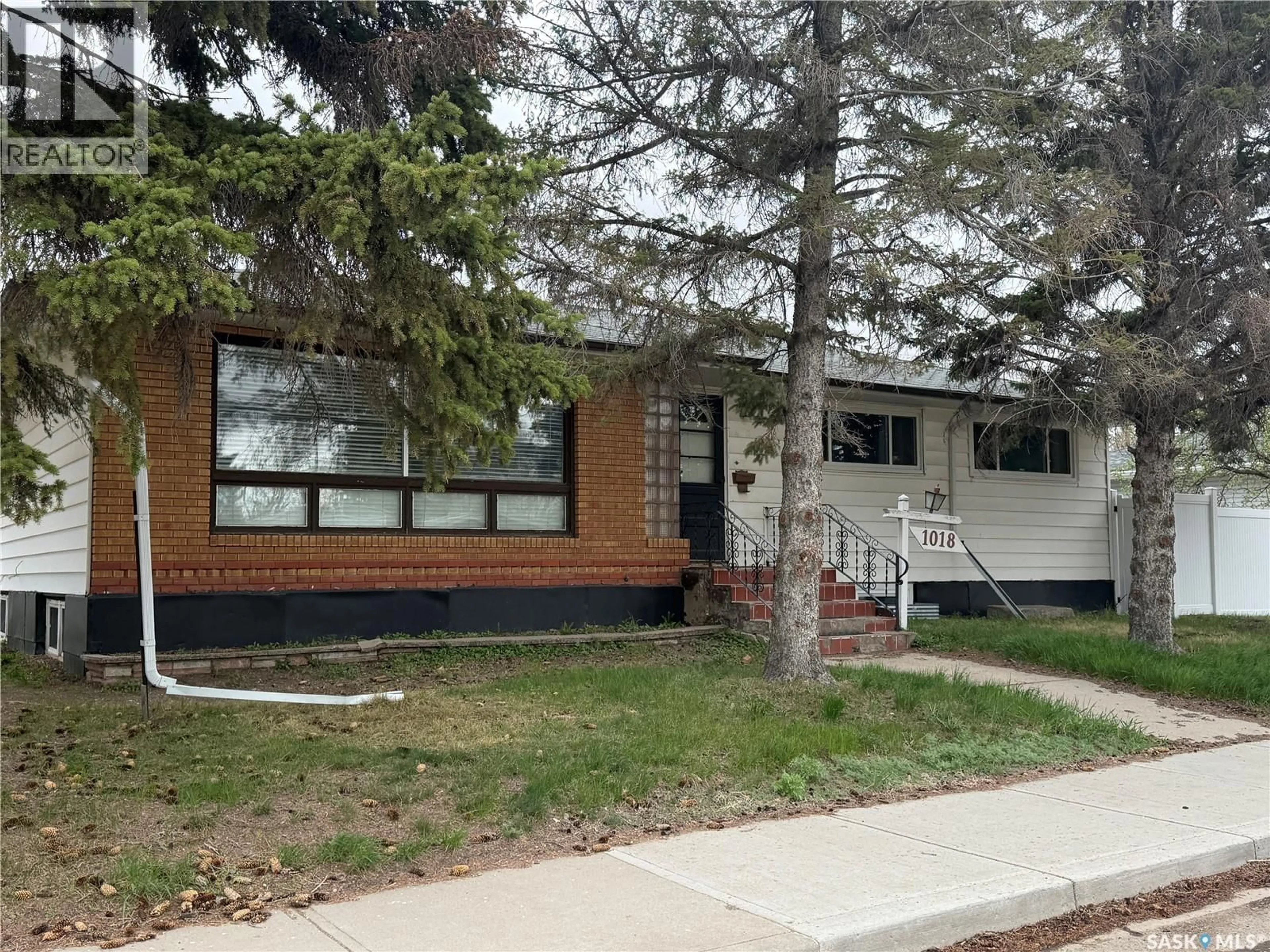 Home with vinyl exterior material, street for 1018 11TH AVENUE, Moose Jaw Saskatchewan S6H4L5