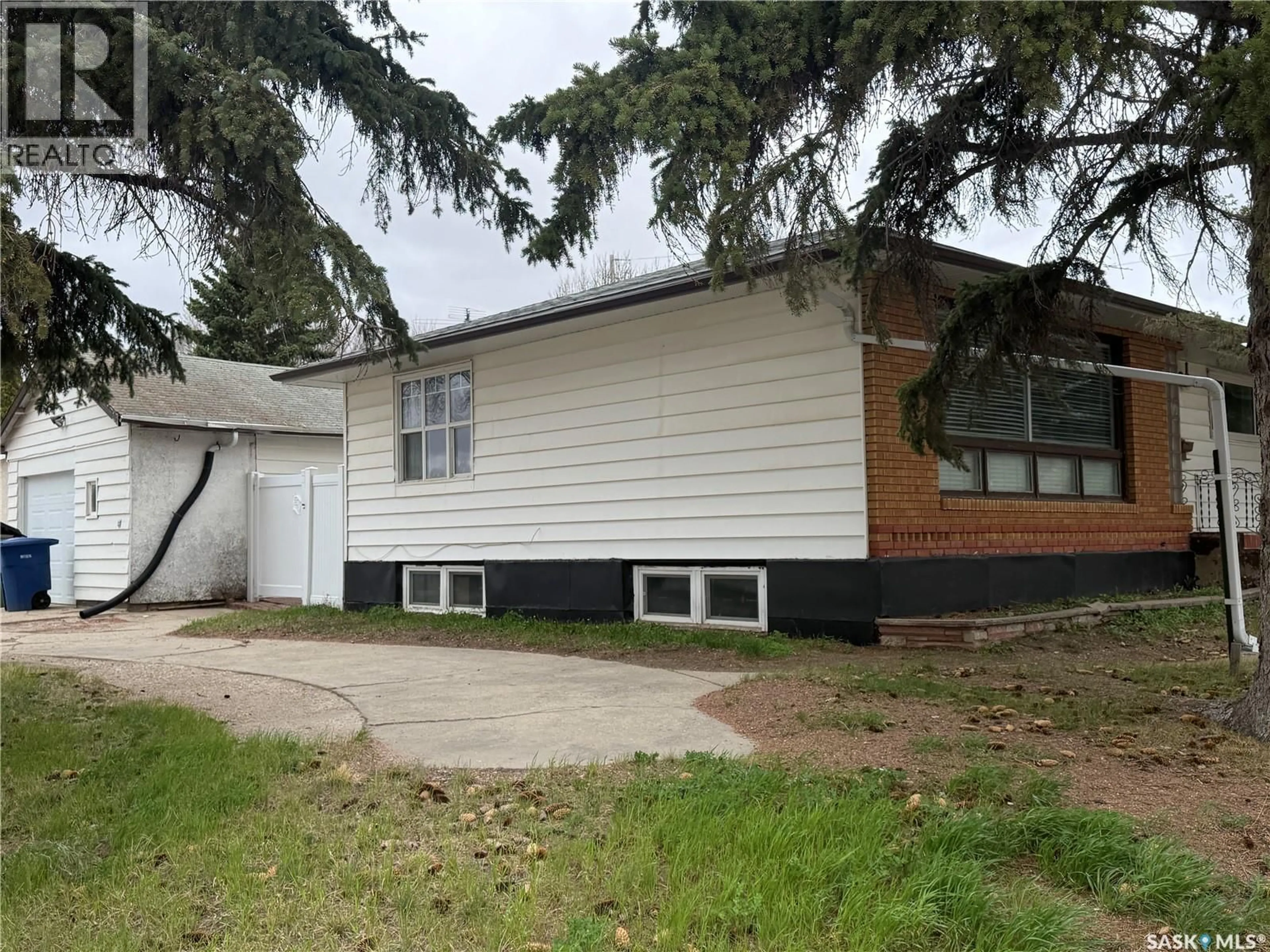 Home with vinyl exterior material, street for 1018 11TH AVENUE, Moose Jaw Saskatchewan S6H4L5