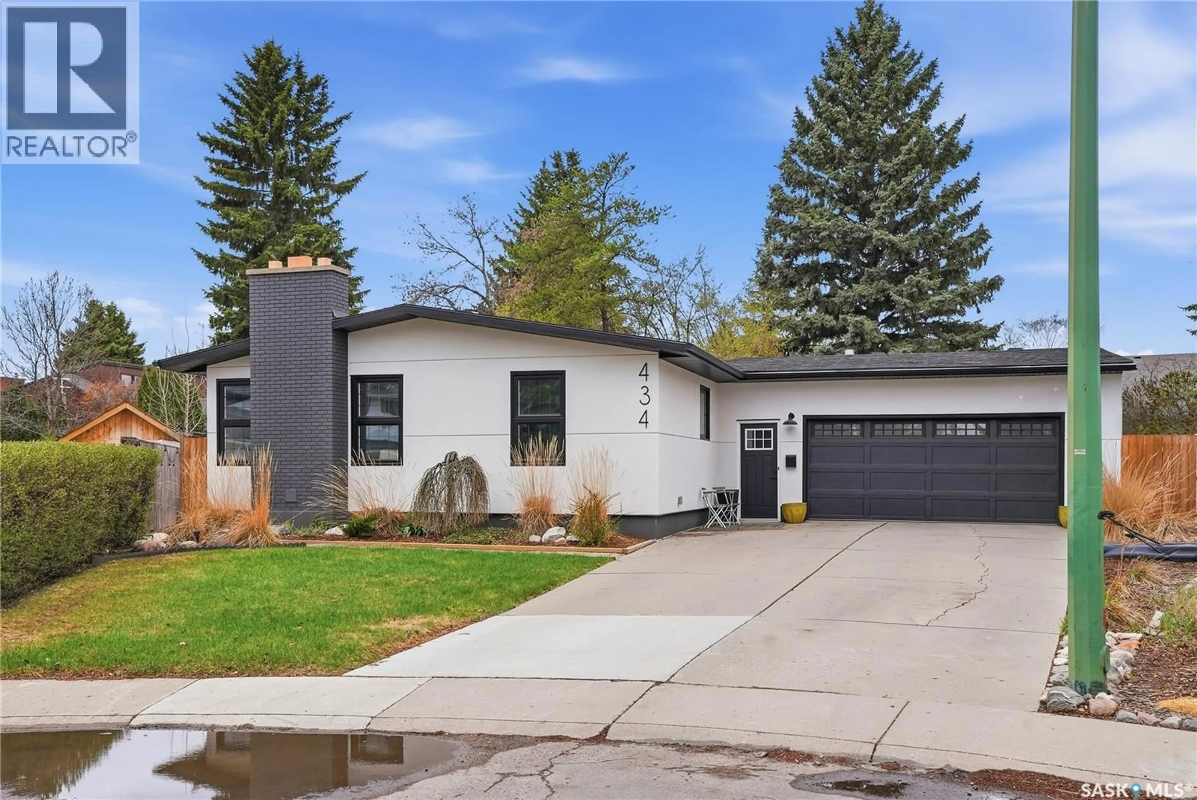 Home with vinyl exterior material, street for 434 SKEENA COURT, Saskatoon Saskatchewan S7K4H2
