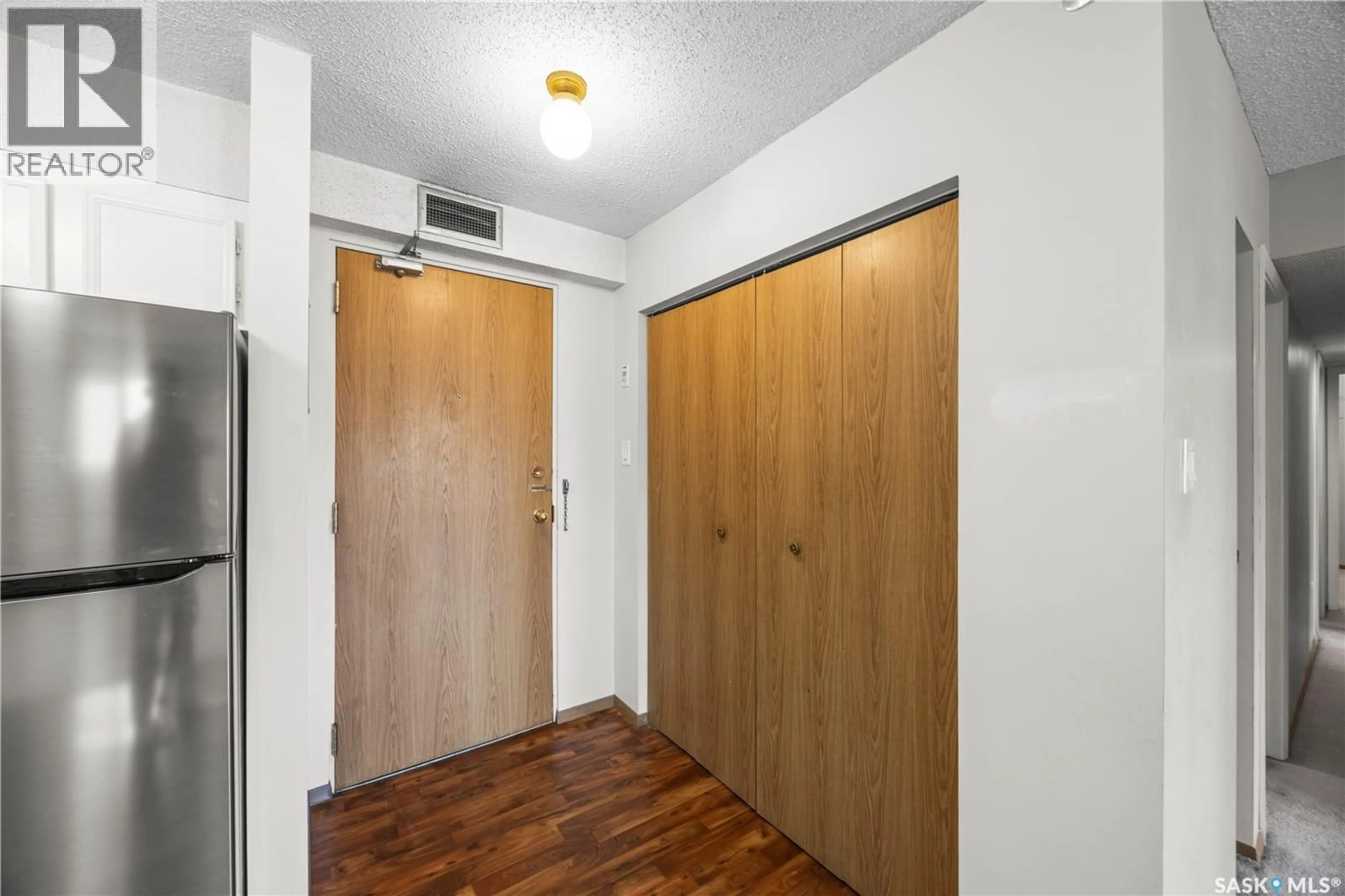 Indoor foyer for 405 - 404 5TH AVENUE, Saskatoon Saskatchewan S7K6Z3