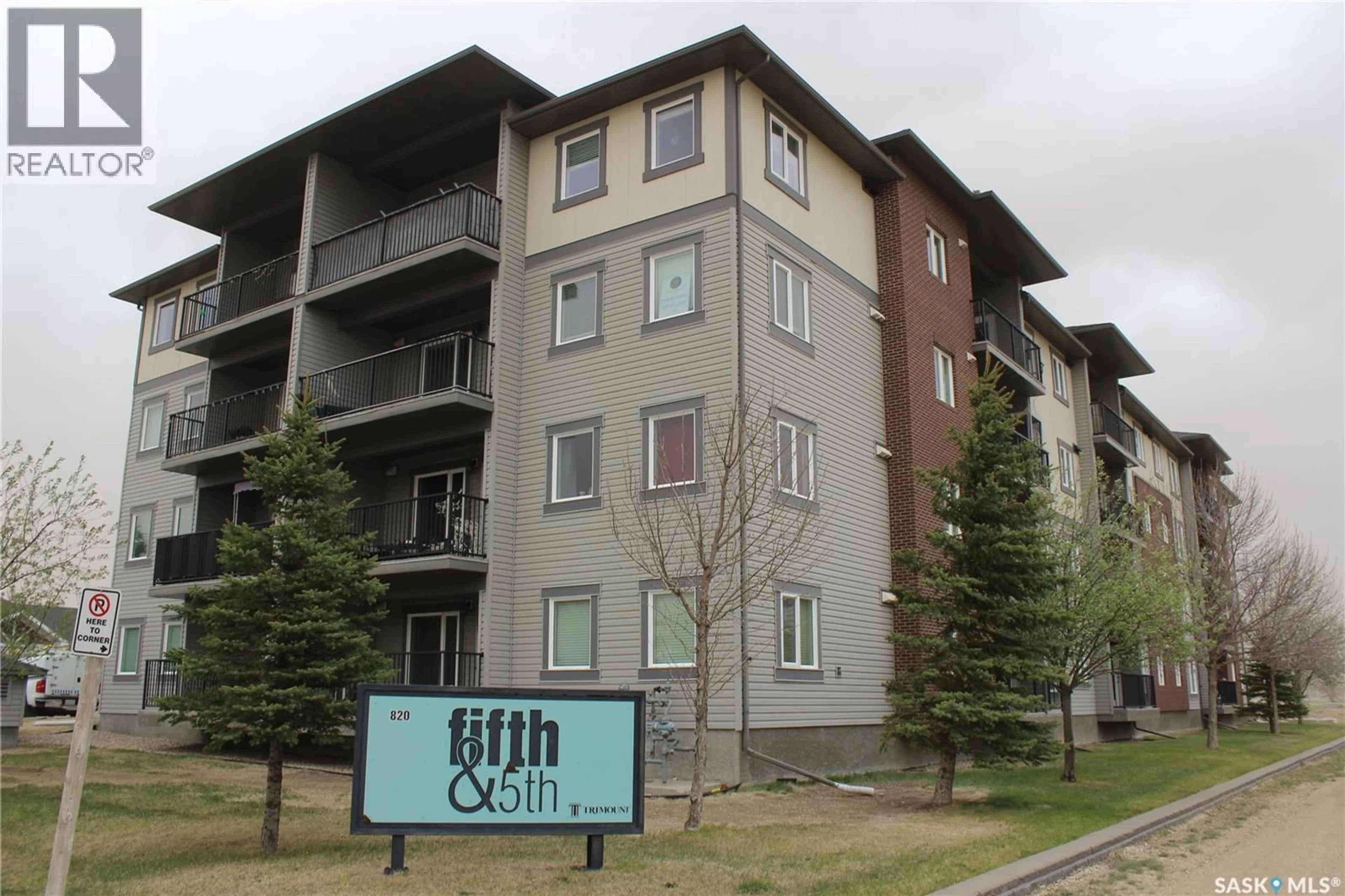 Patio, building for 404 820 5TH STREET NE, Weyburn Saskatchewan S4H2V2