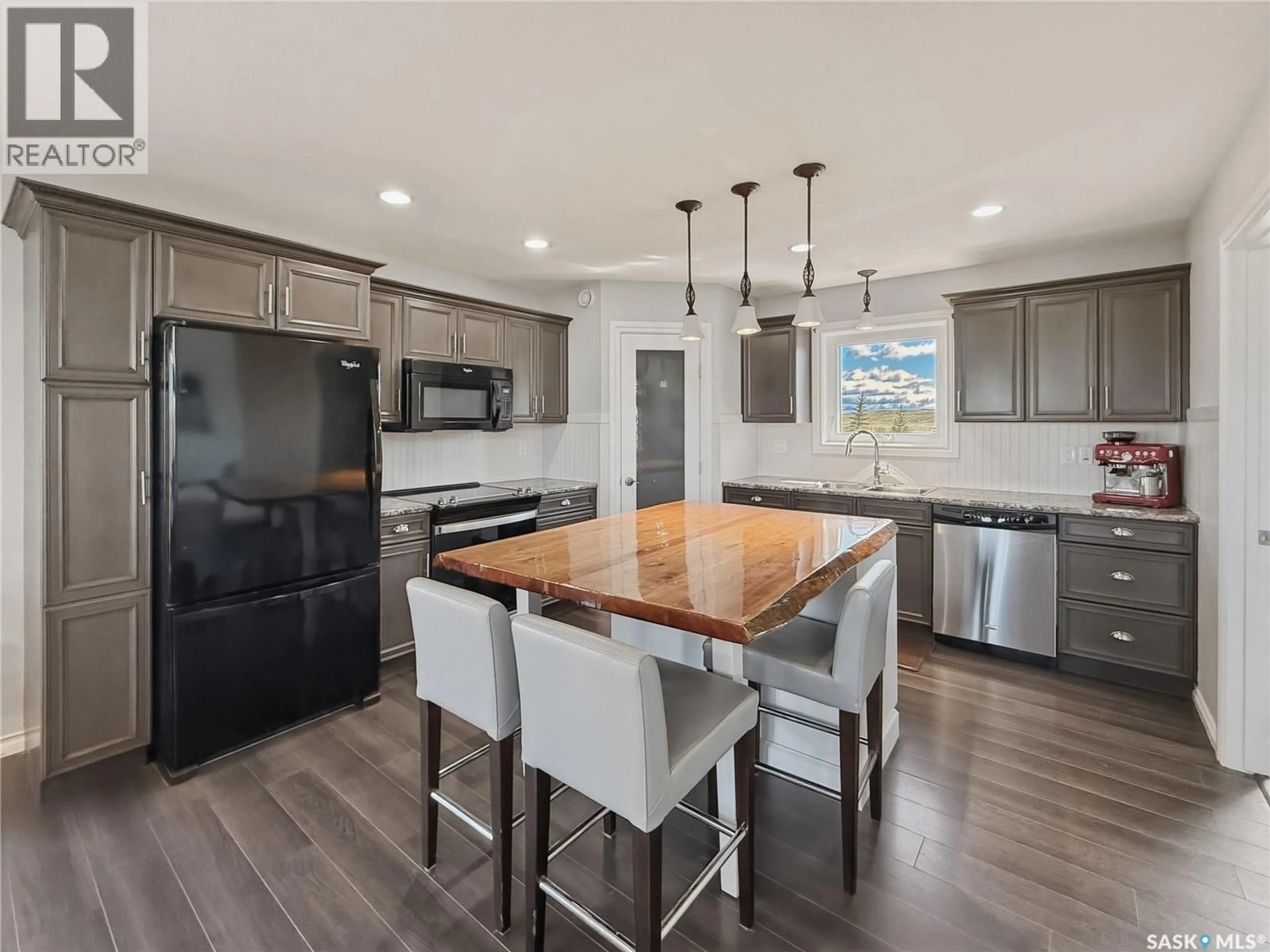 Open concept kitchen, unknown for East - 1 HIGHWAY BRONCO MEMORIAL ACREAGE, Swift Current Rm No. 137 Saskatchewan S9H3X4