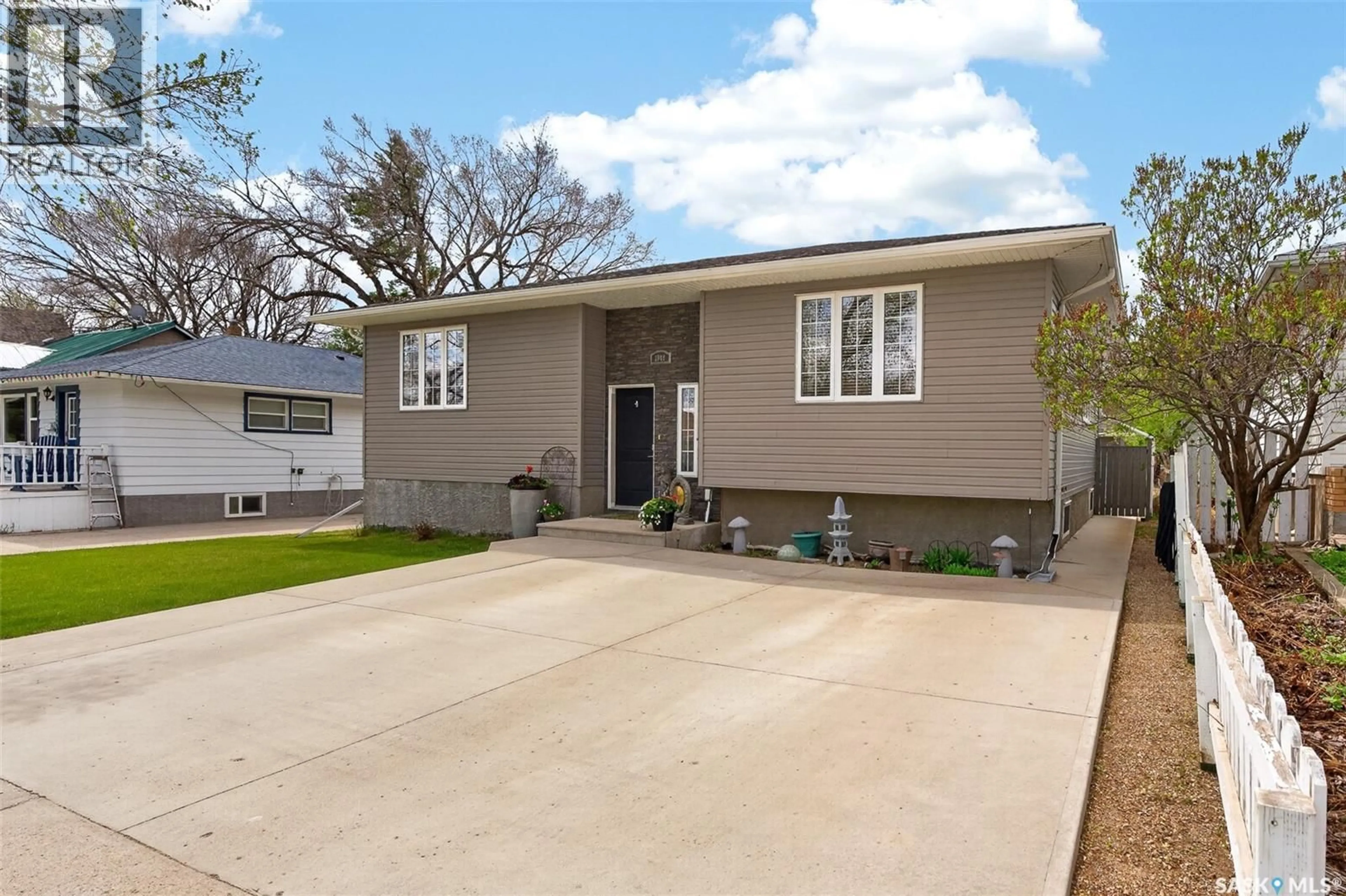Home with vinyl exterior material, street for 1048 6TH AVENUE, Moose Jaw Saskatchewan S6H4A4