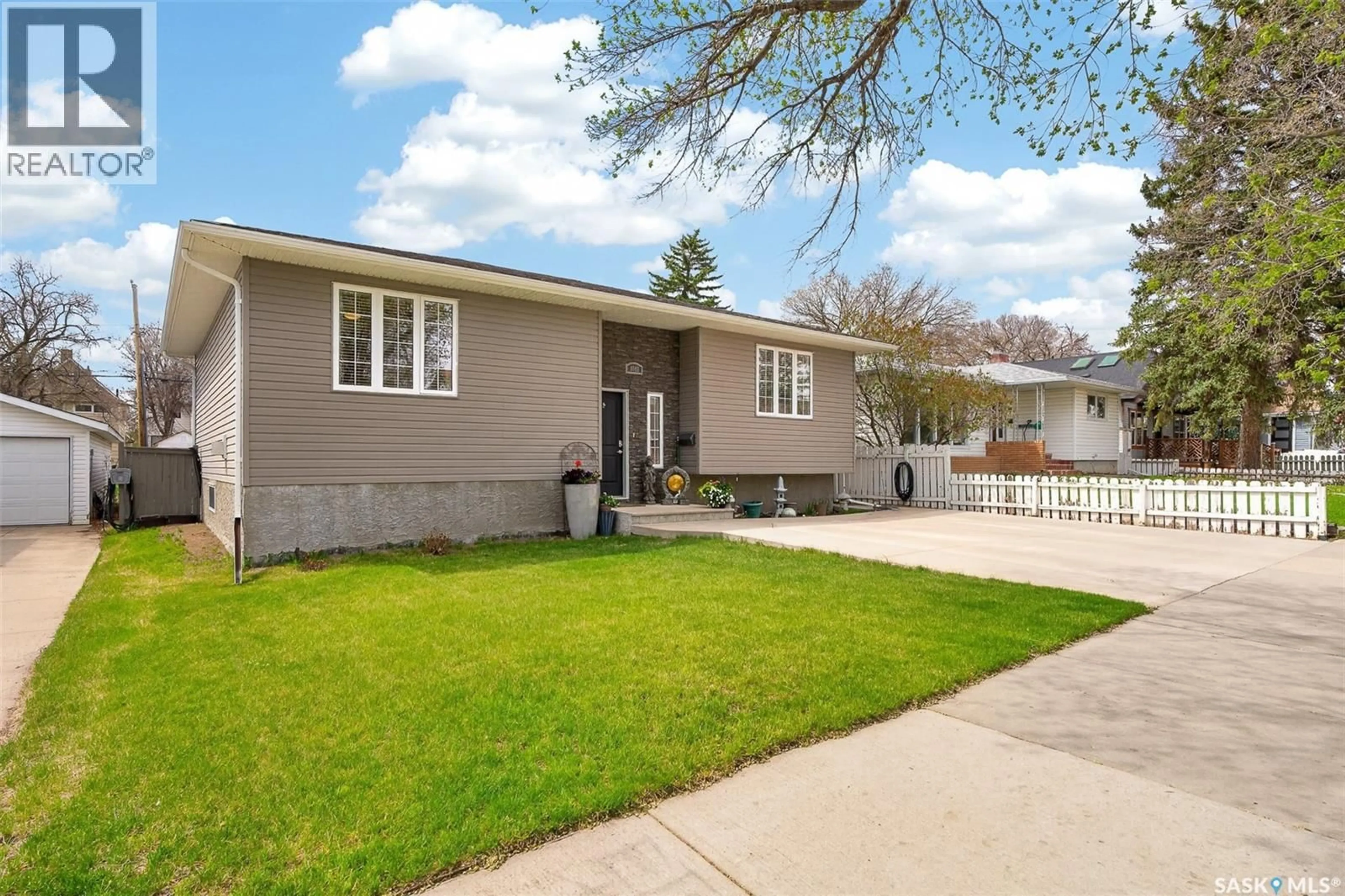 Home with vinyl exterior material, street for 1048 6TH AVENUE, Moose Jaw Saskatchewan S6H4A4