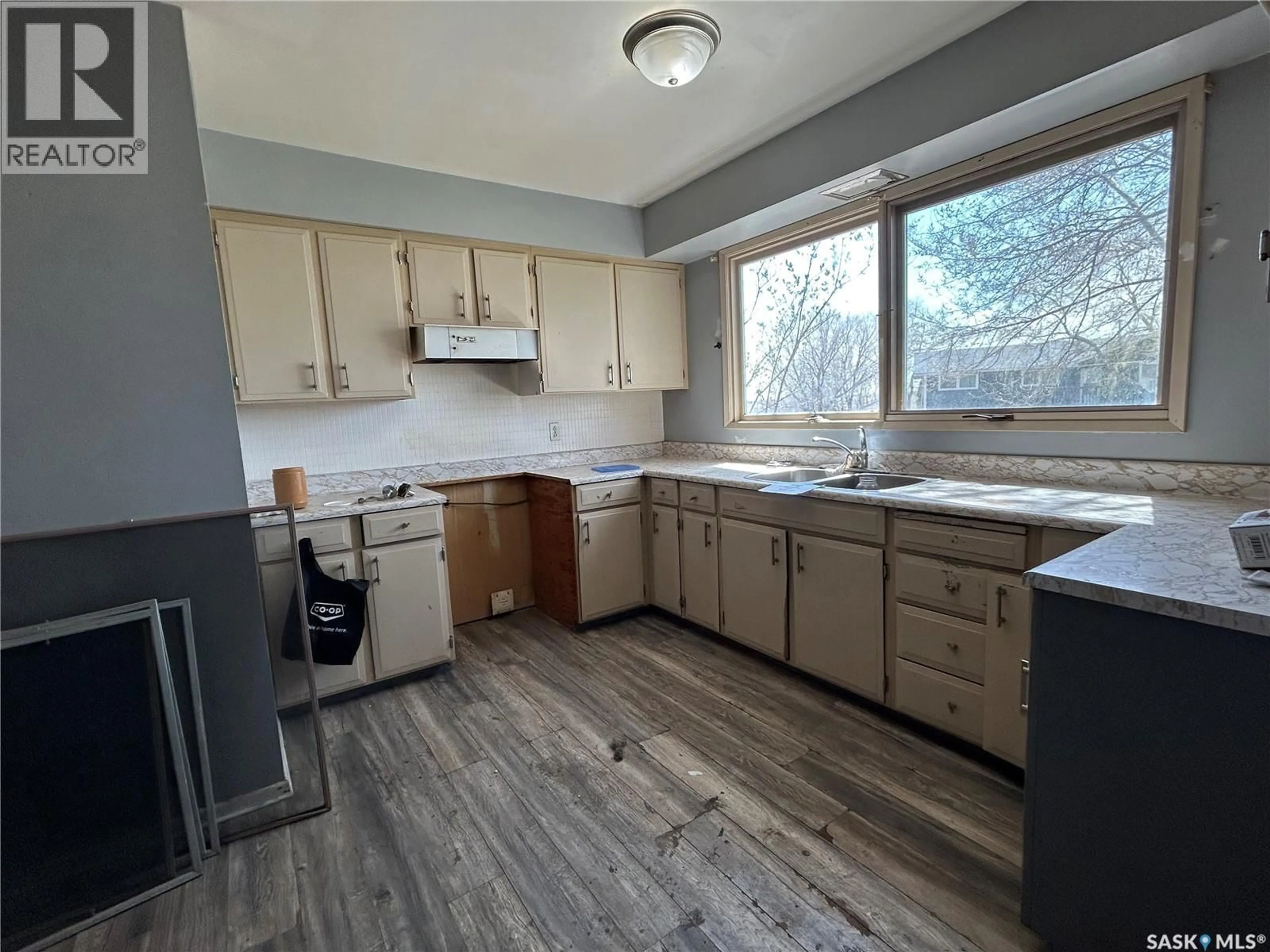 Standard kitchen, wood/laminate floor for 825 VALLEY STREET, Estevan Saskatchewan S4A0C8