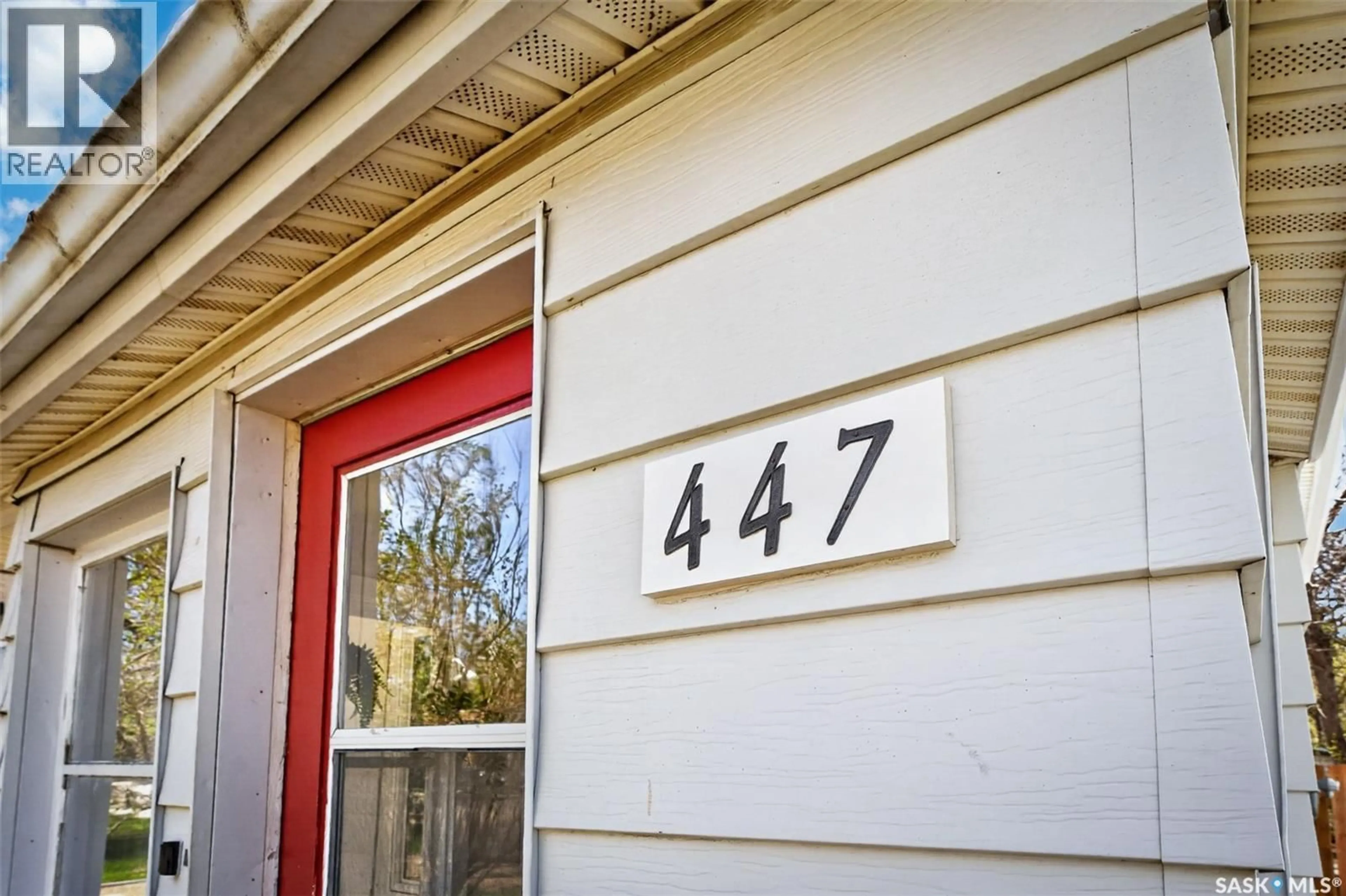 Indoor entryway for 447 ATHABASCA STREET, Moose Jaw Saskatchewan S6H2C4