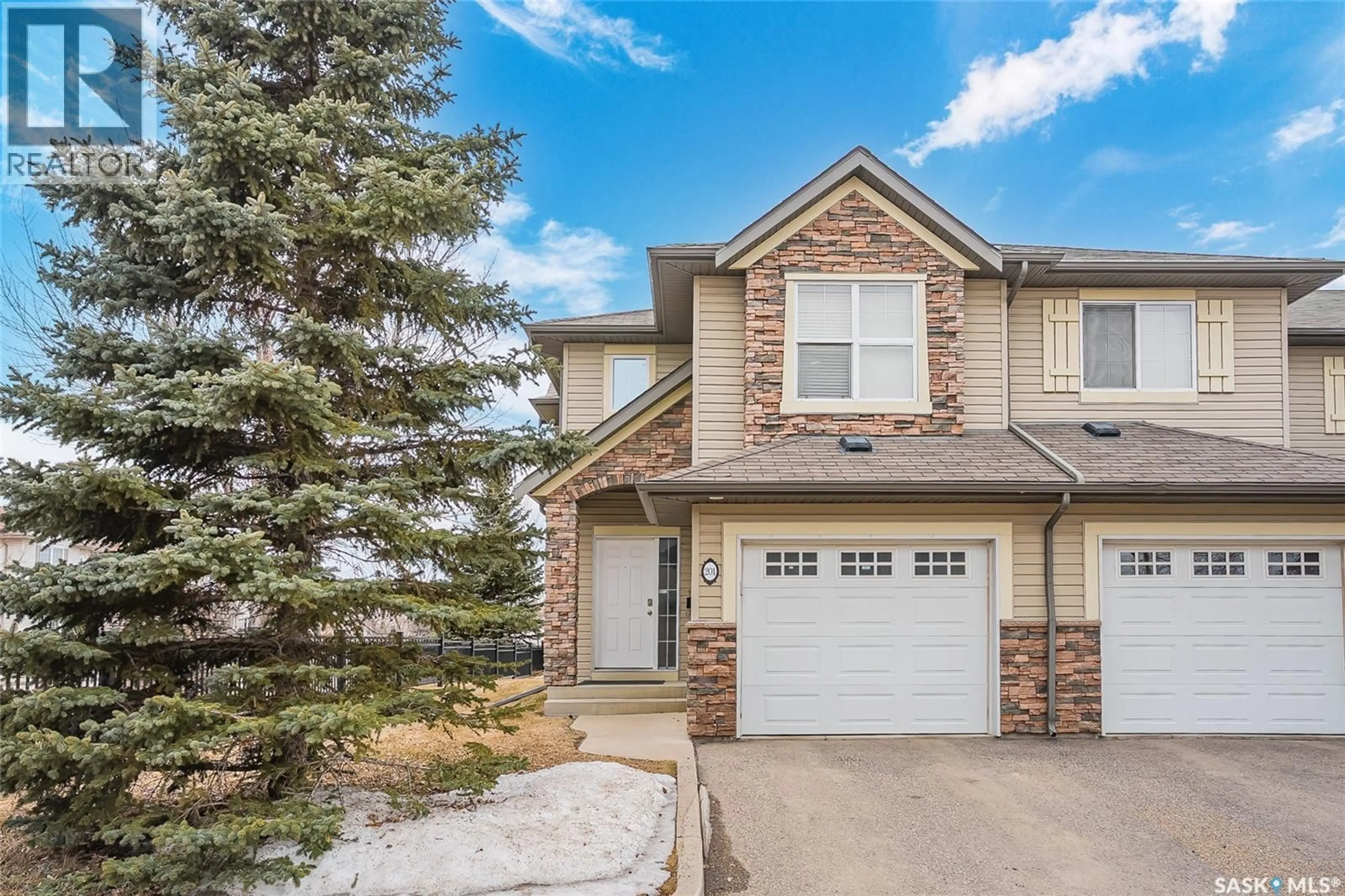 Home with vinyl exterior material, street for 105 - 201 LYND CRESCENT, Saskatoon Saskatchewan S7T0C3
