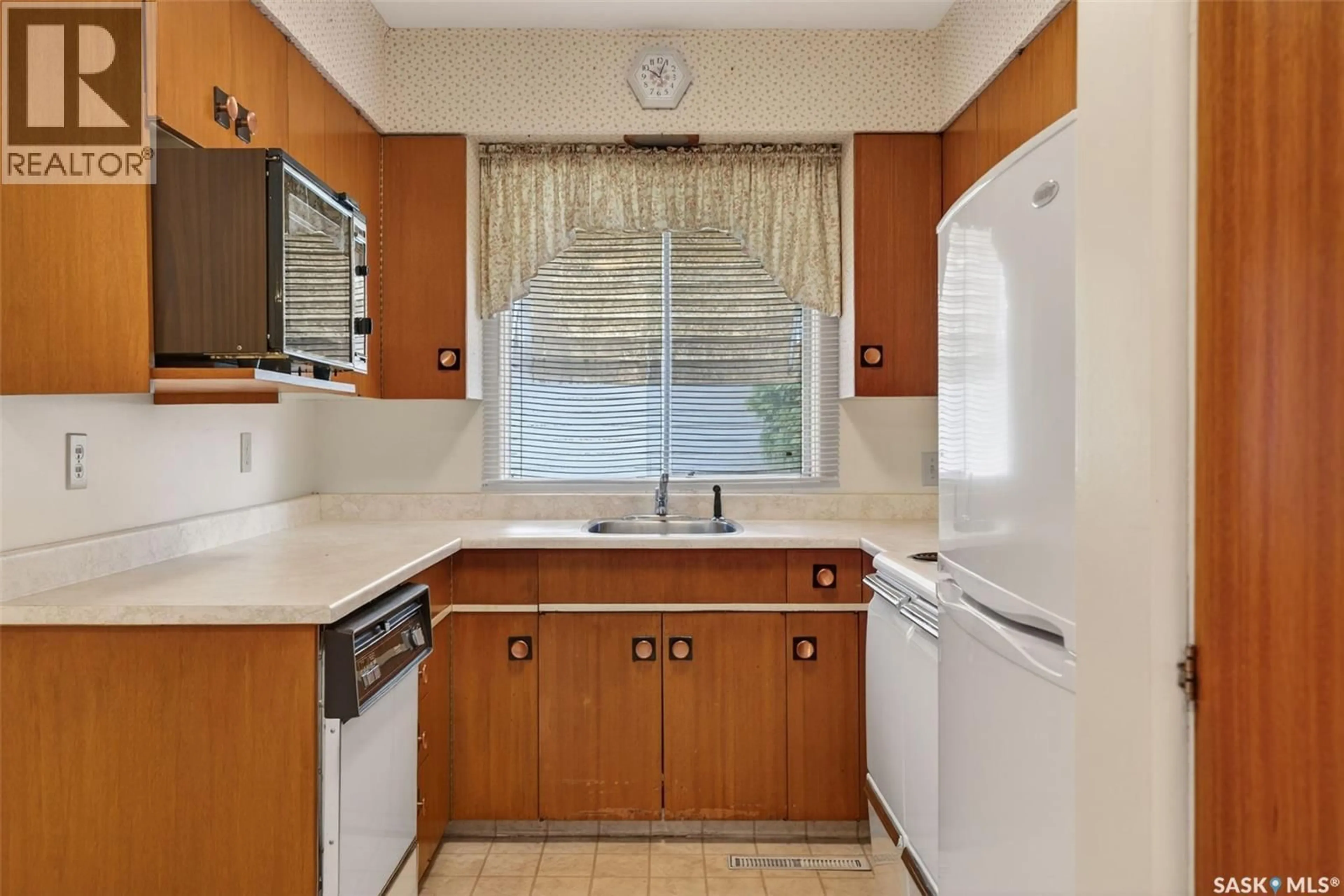 Standard kitchen, ceramic/tile floor for 334 25TH STREET, Prince Albert Saskatchewan S6V5P6