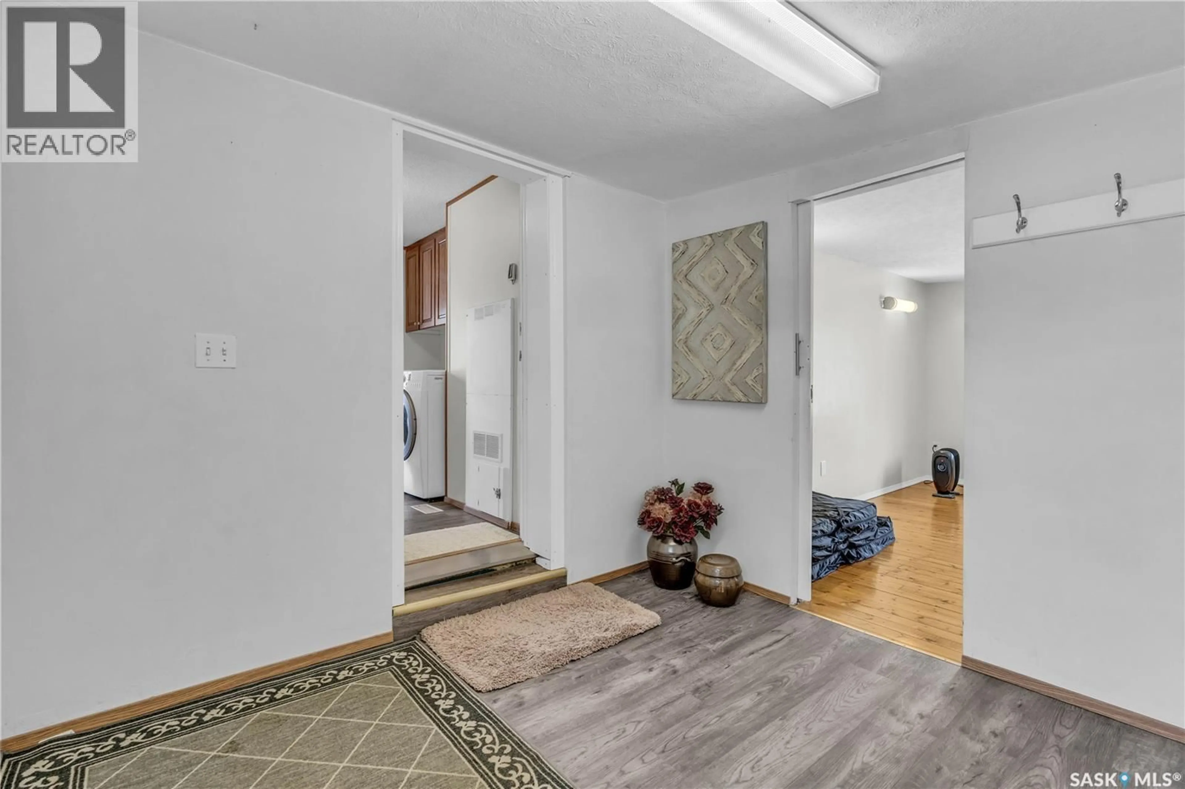 Indoor foyer for 208 TYVAN STREET, Francis Saskatchewan S0G1V0