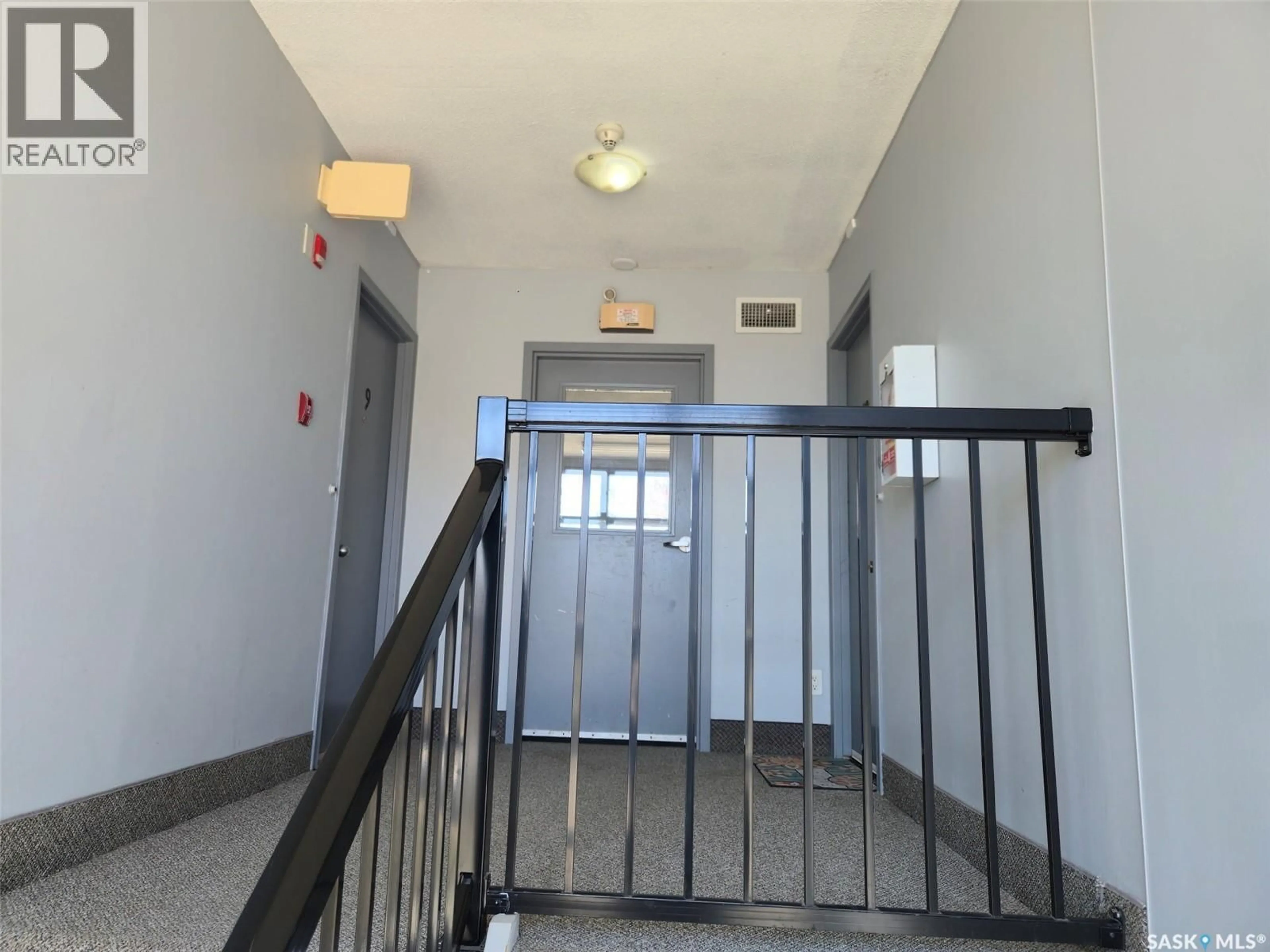 Indoor foyer for 9 605 WILSON CRESCENT, Saskatoon Saskatchewan S7J2M2