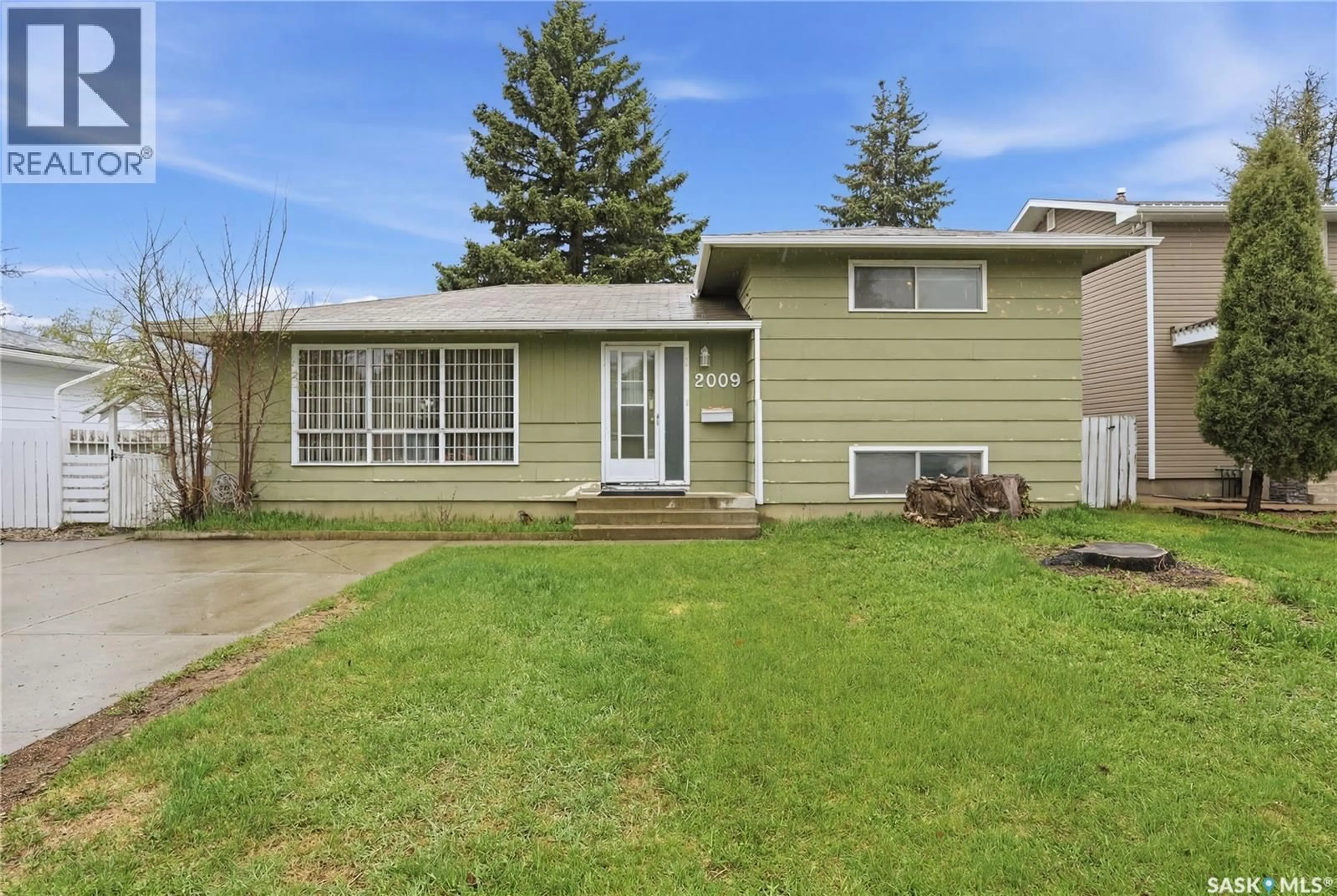 Home with vinyl exterior material, street for 2009 EASTHILL, Saskatoon Saskatchewan S7J3C6