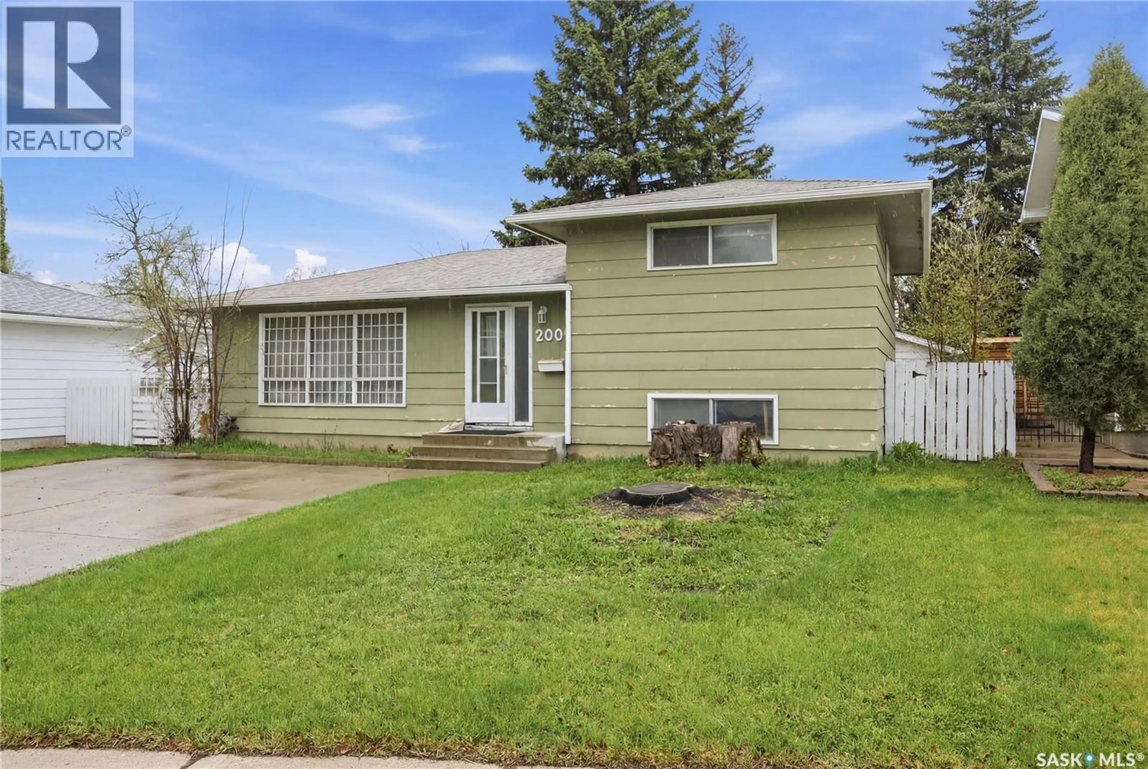Home with vinyl exterior material, street for 2009 EASTHILL, Saskatoon Saskatchewan S7J3C6