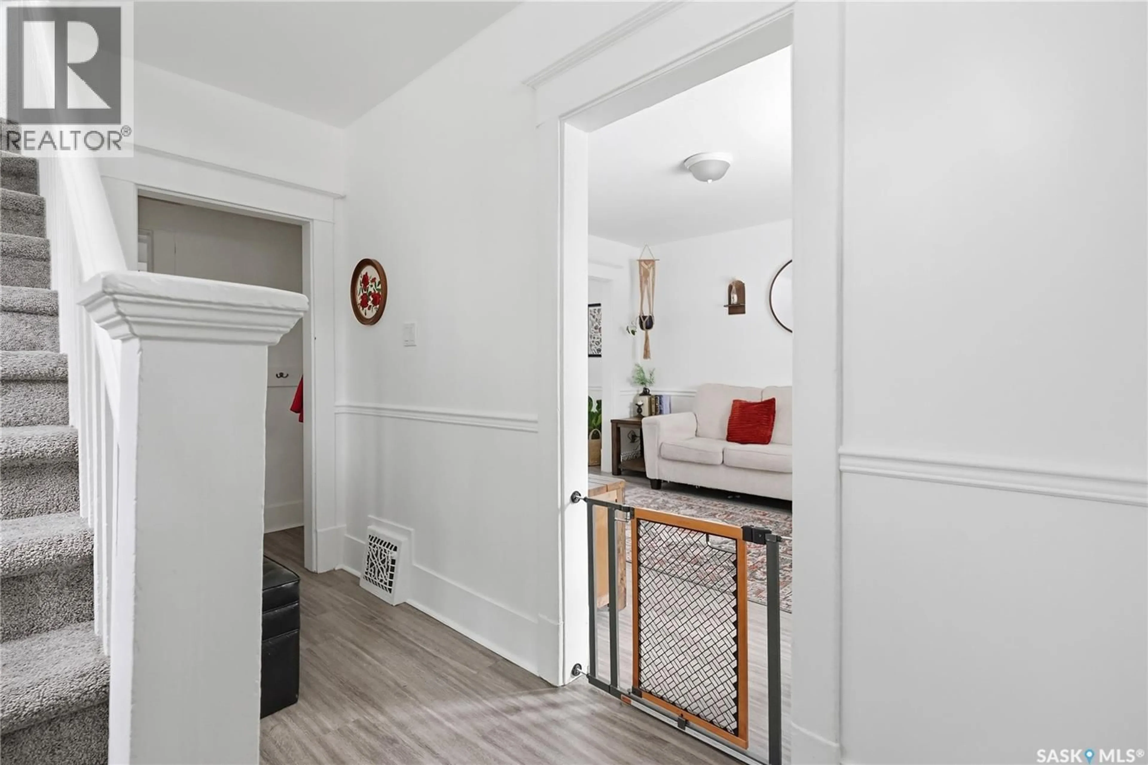 Indoor entryway for 236 I AVENUE, Saskatoon Saskatchewan S7L0G4