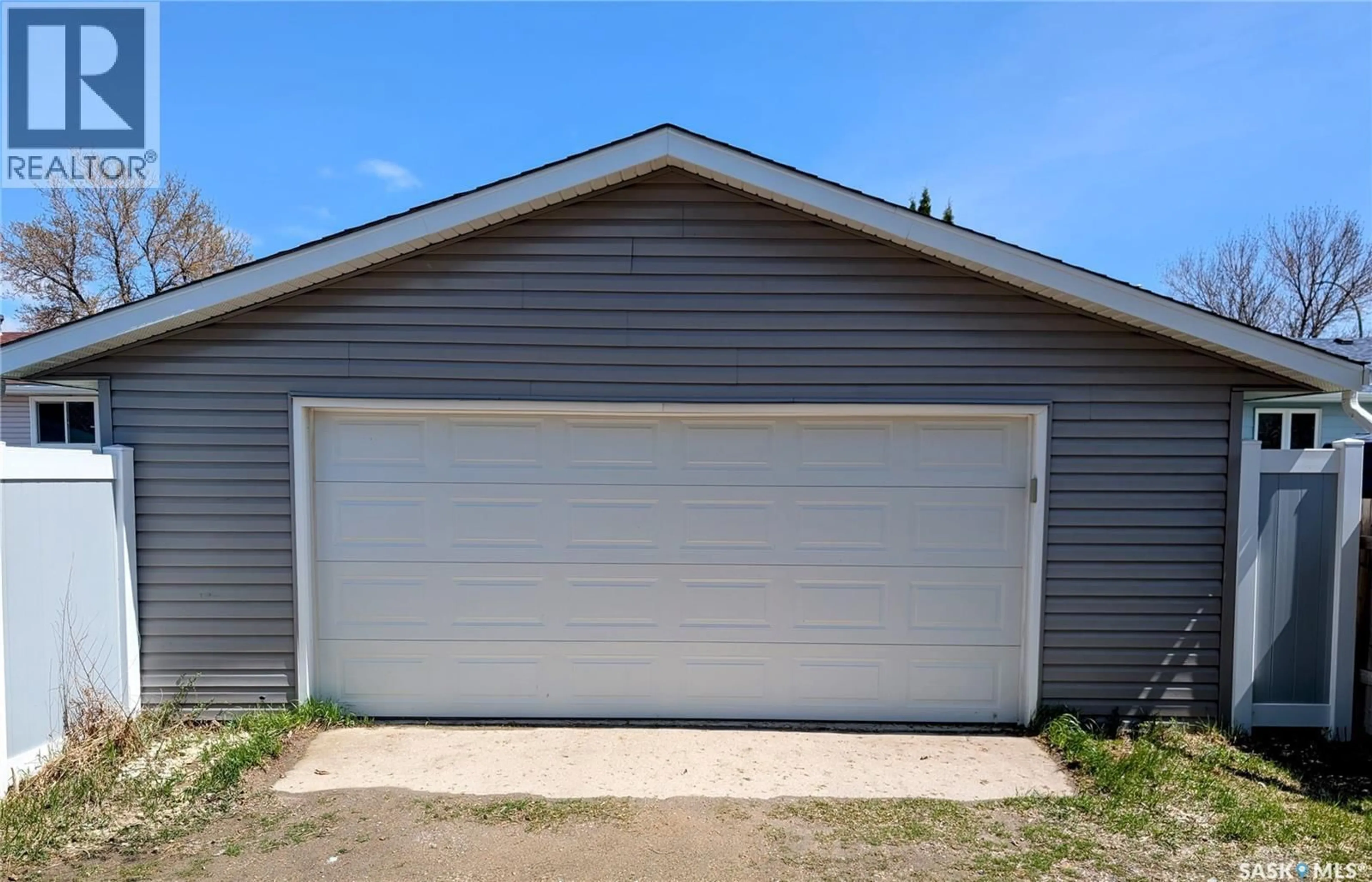 Indoor garage for 110 PAYNTER CRESCENT, Regina Saskatchewan S4X1H6