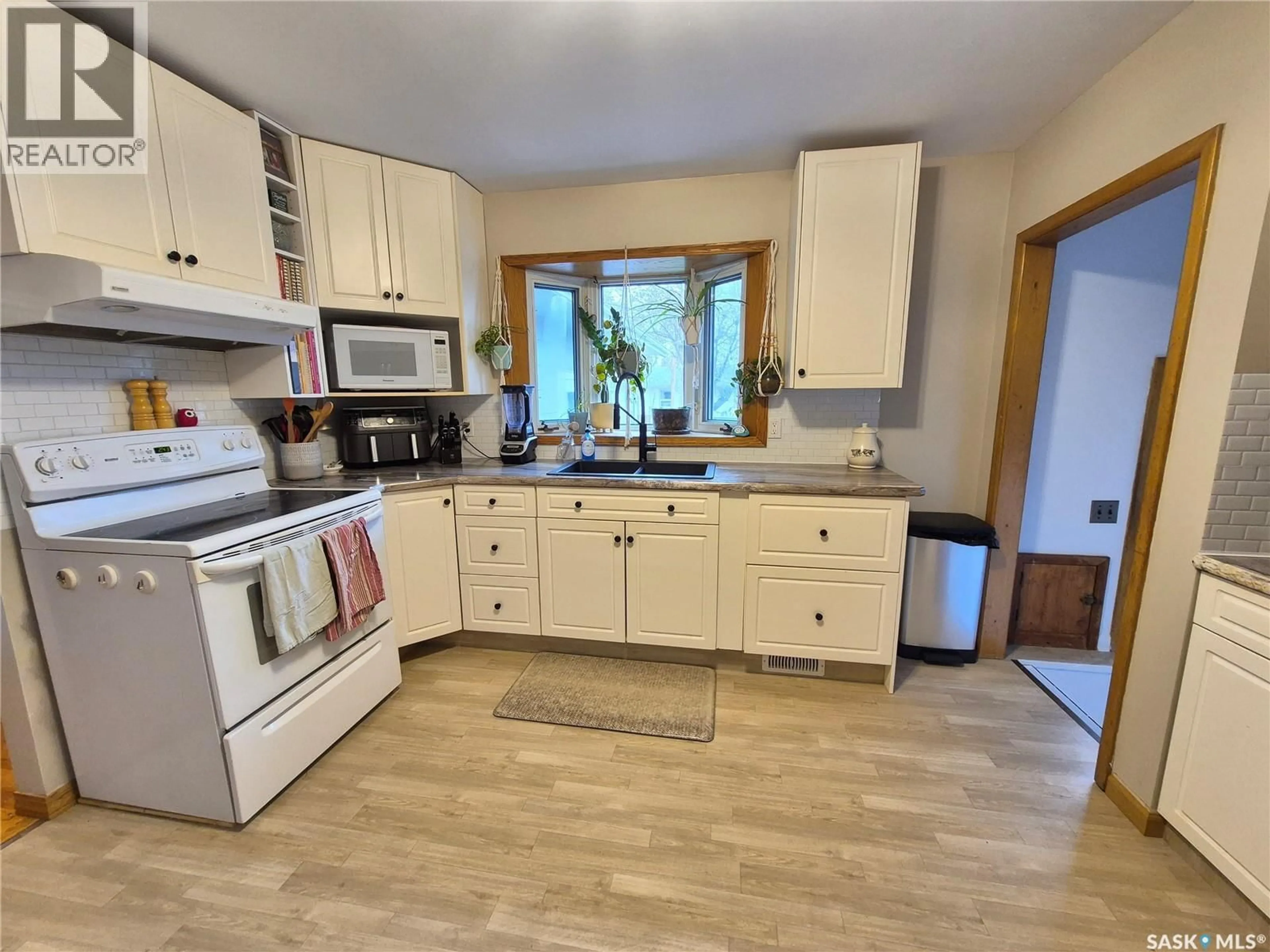 Standard kitchen, unknown for 451 WOODLAWN CRESCENT, Weyburn Saskatchewan S4H0X5