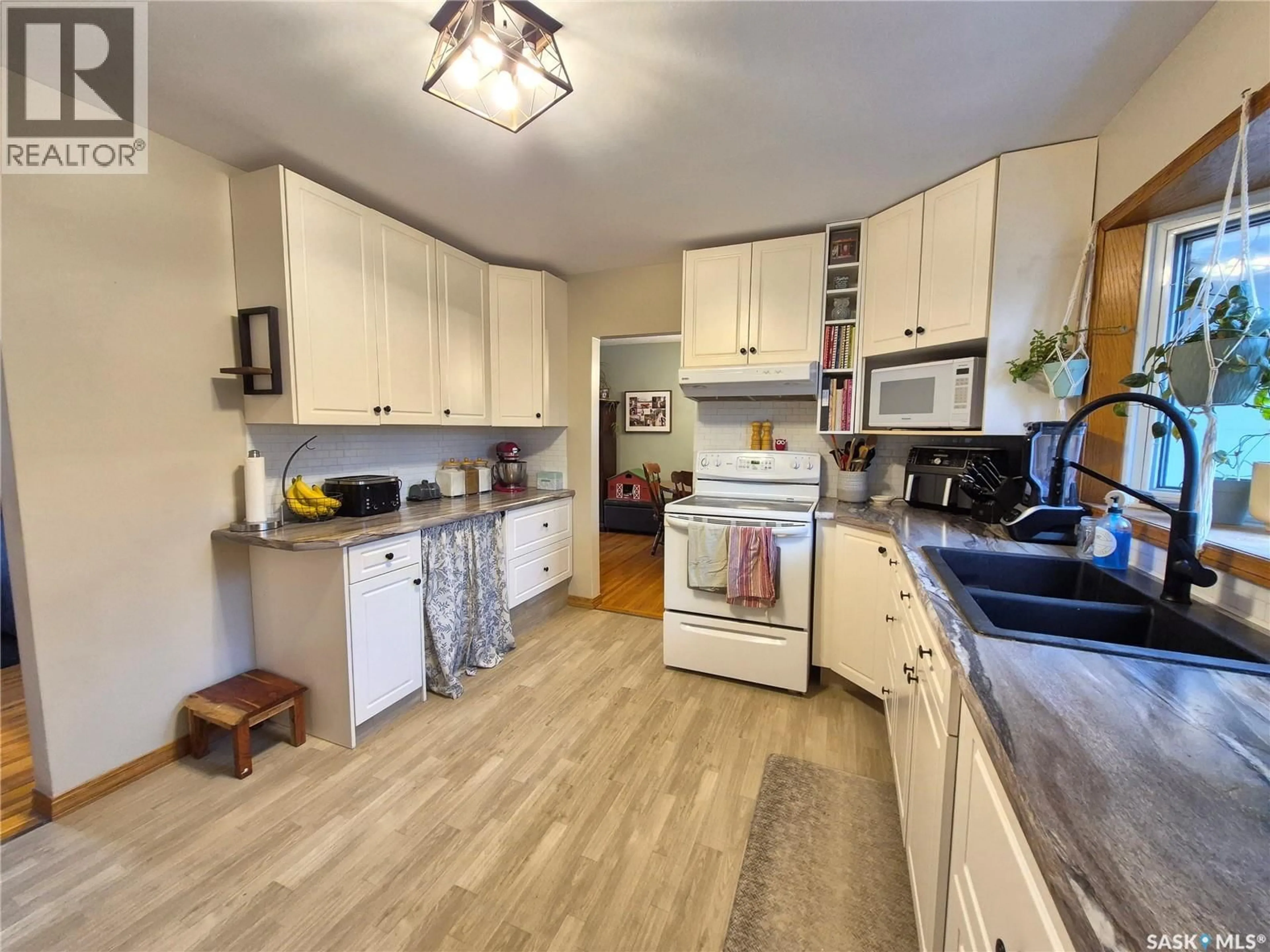 Standard kitchen, unknown for 451 WOODLAWN CRESCENT, Weyburn Saskatchewan S4H0X5