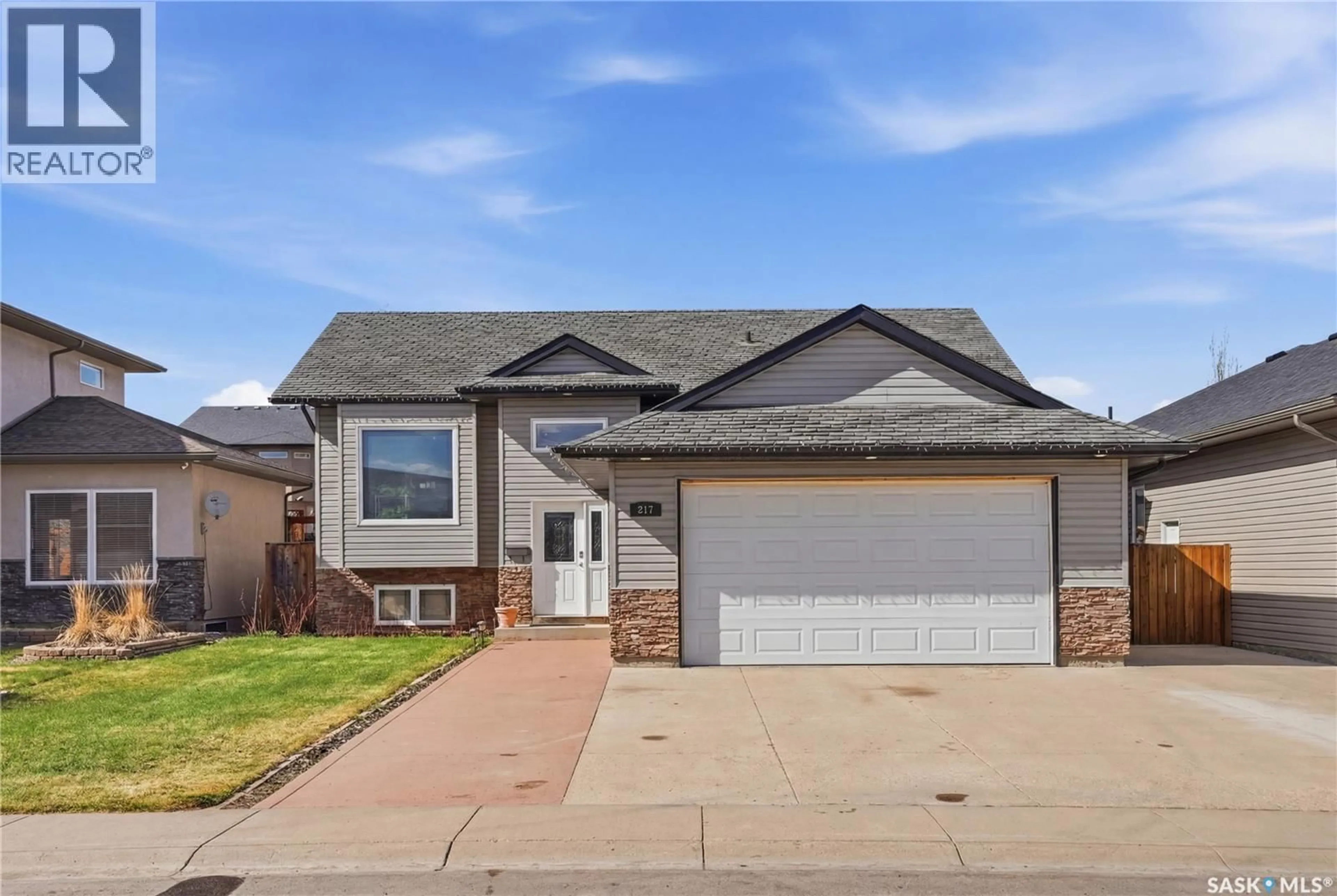 Home with vinyl exterior material, street for 817 COLUMBIA WAY, Martensville Saskatchewan S0K0A2
