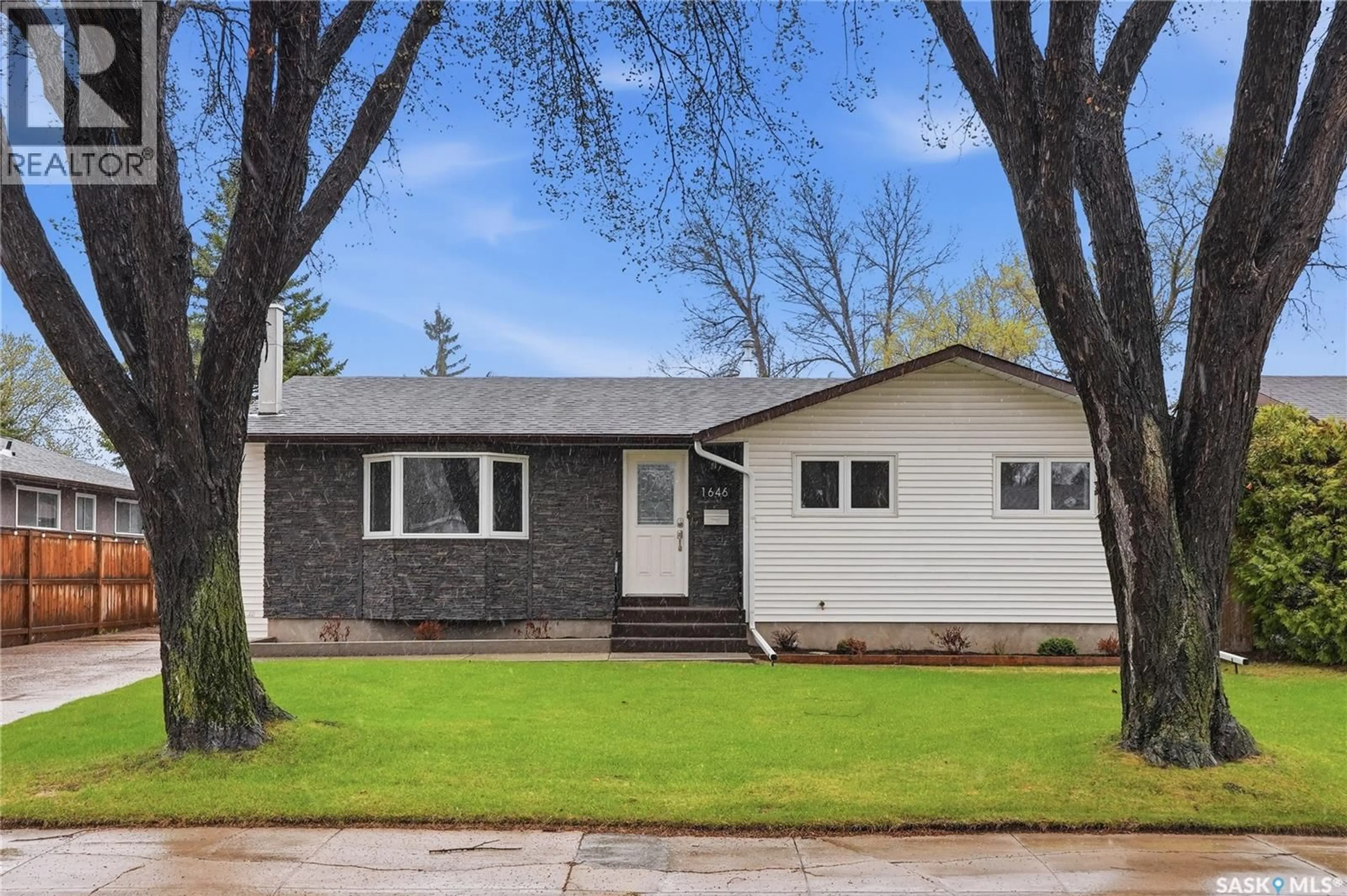 Home with vinyl exterior material, street for 1646 EAST HEIGHTS, Saskatoon Saskatchewan S7J3B7