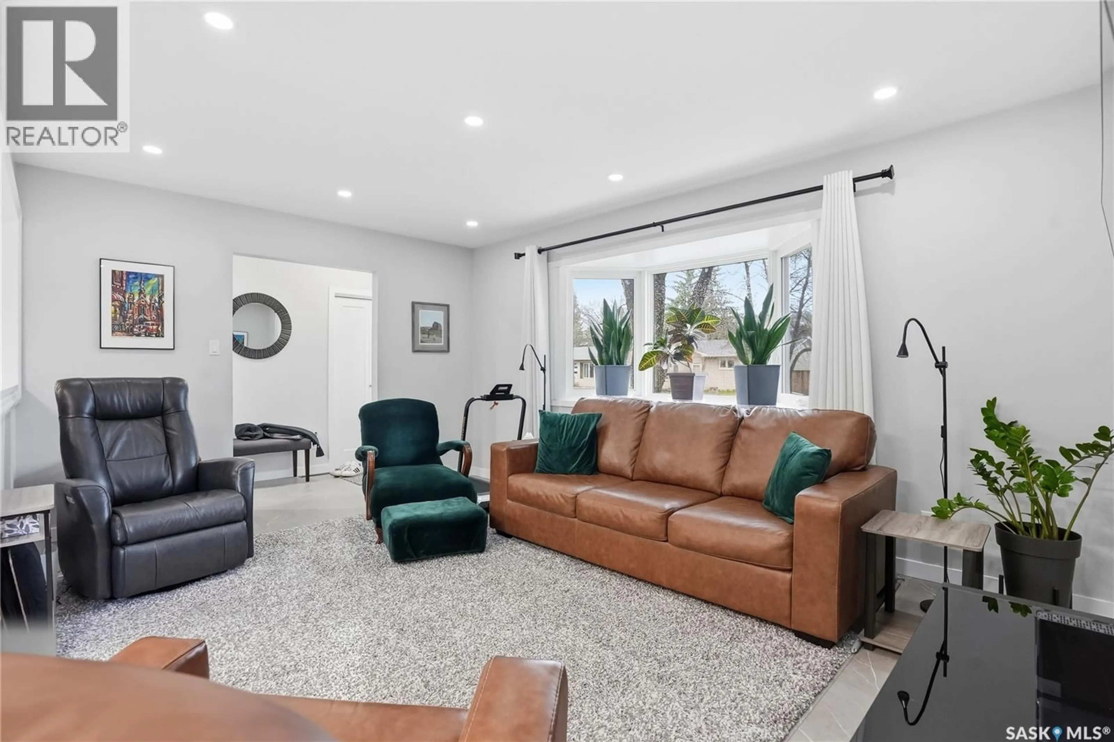 Living room with furniture, unknown for 1646 EAST HEIGHTS, Saskatoon Saskatchewan S7J3B7