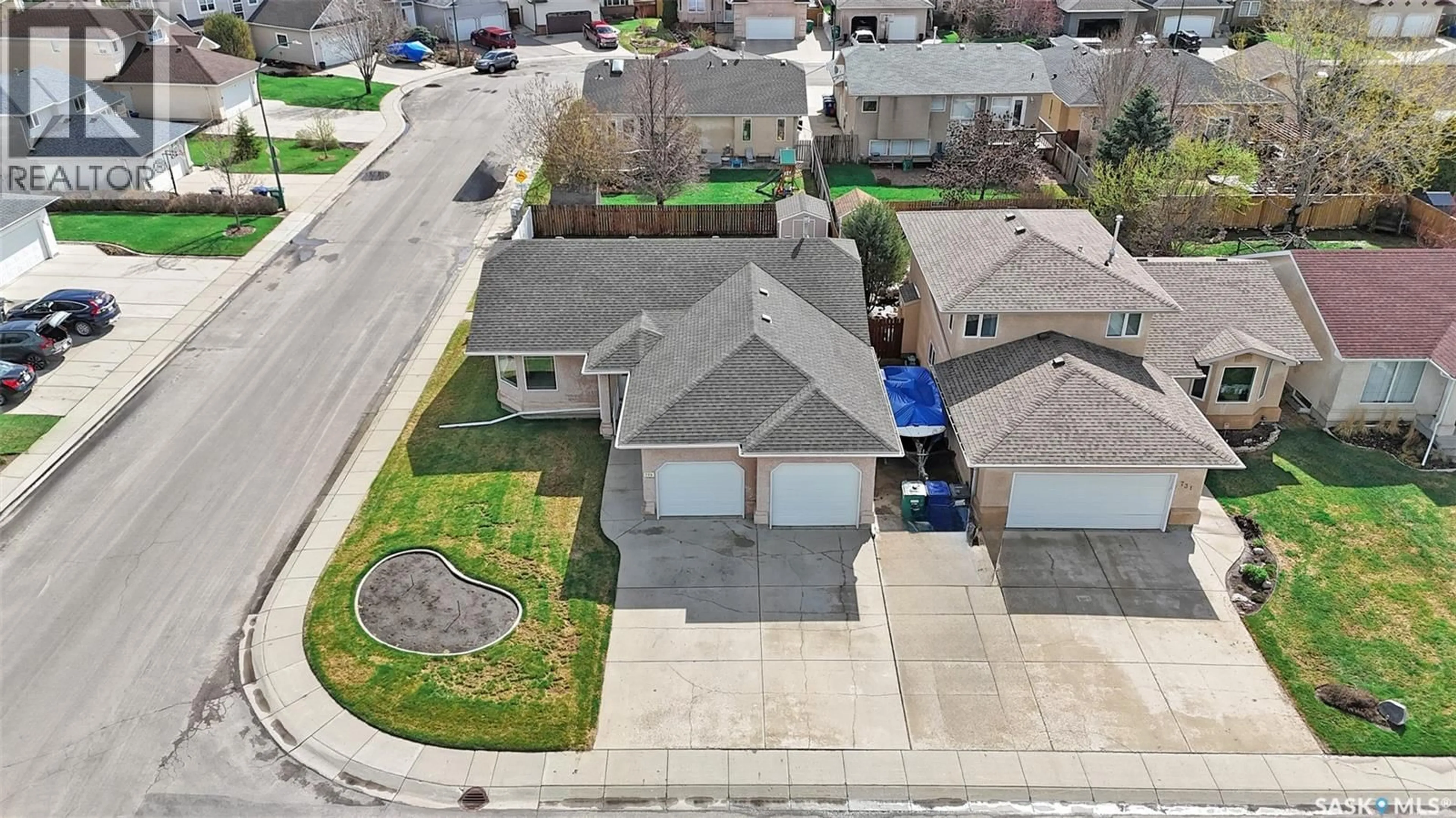A pic from outside/outdoor area/front of a property/back of a property/a pic from drone, street for 735 FAIRBROTHER AVENUE, Saskatoon Saskatchewan S7S1H8