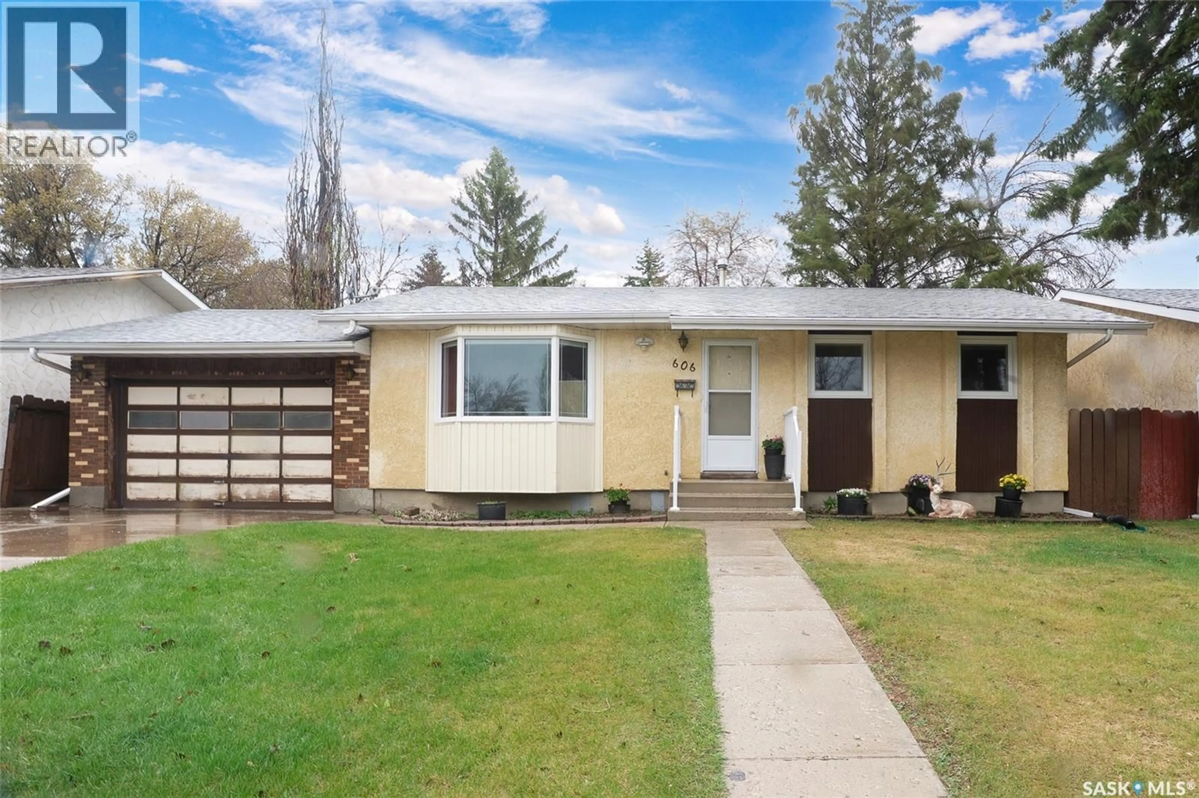 Home with vinyl exterior material, street for 606 WARDLOW ROAD, Saskatoon Saskatchewan S7M4C9