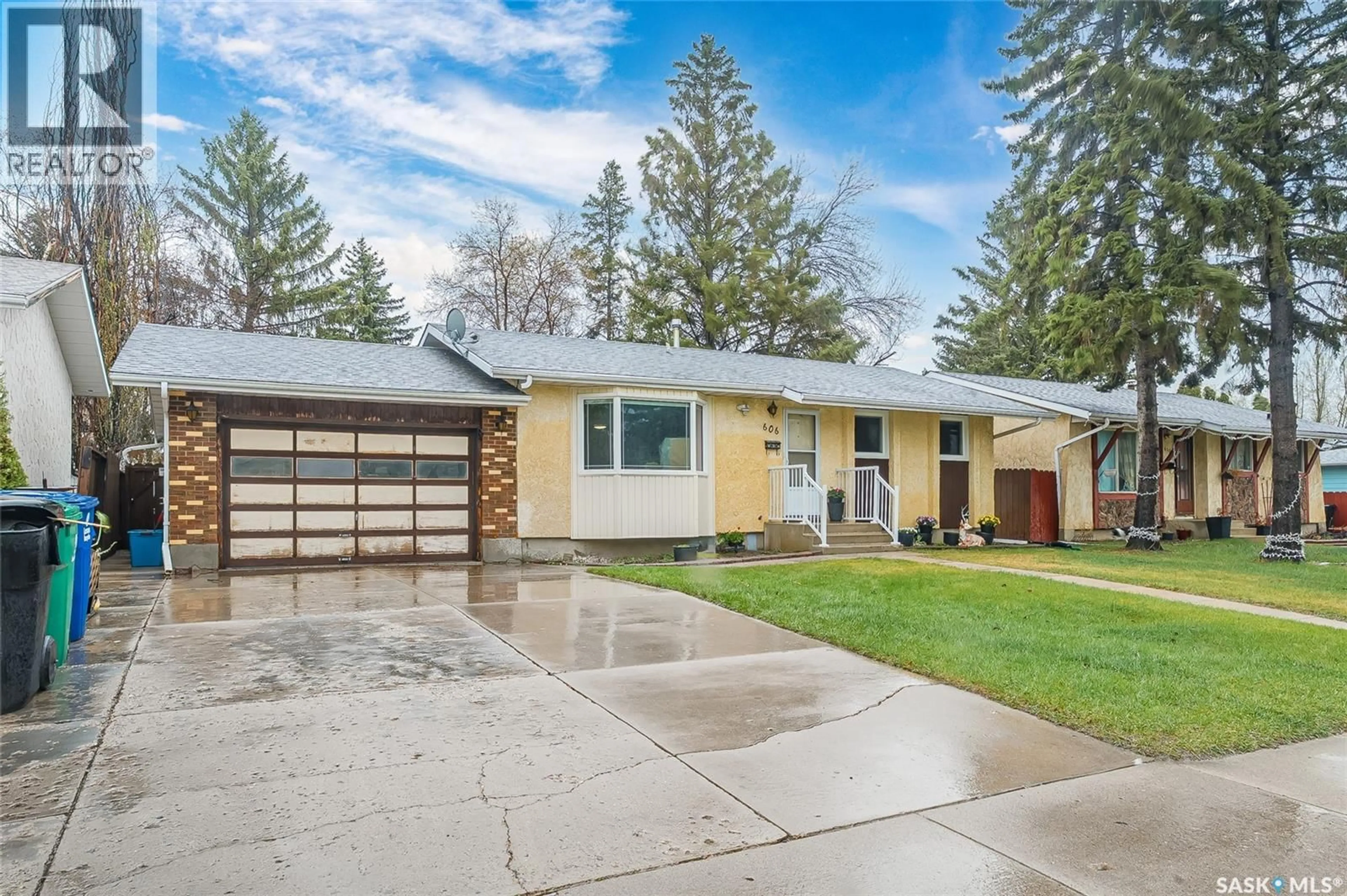Home with vinyl exterior material, street for 606 WARDLOW ROAD, Saskatoon Saskatchewan S7M4C9