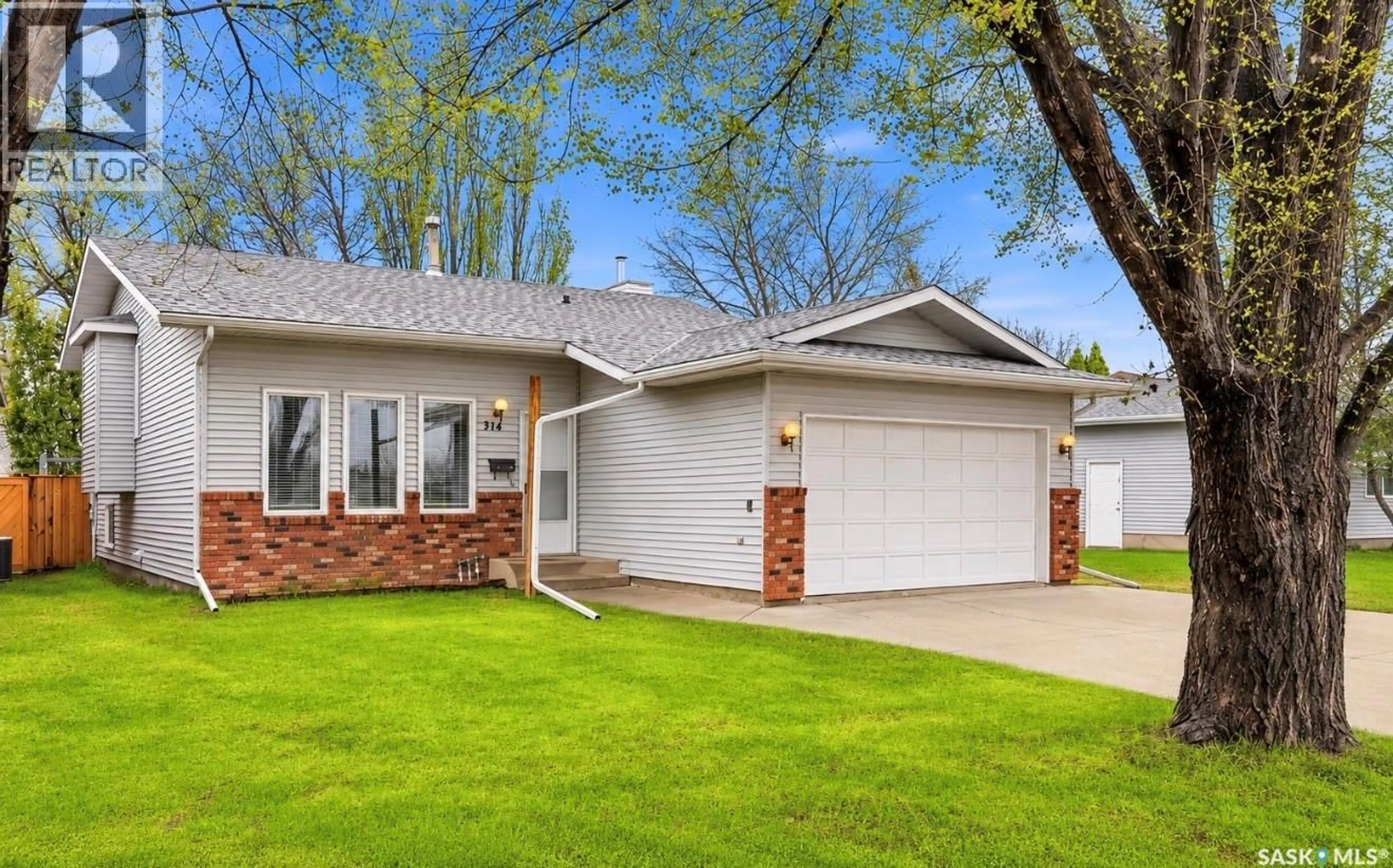Home with vinyl exterior material, street for 314 WATERBURY ROAD, Saskatoon Saskatchewan S7J4T9