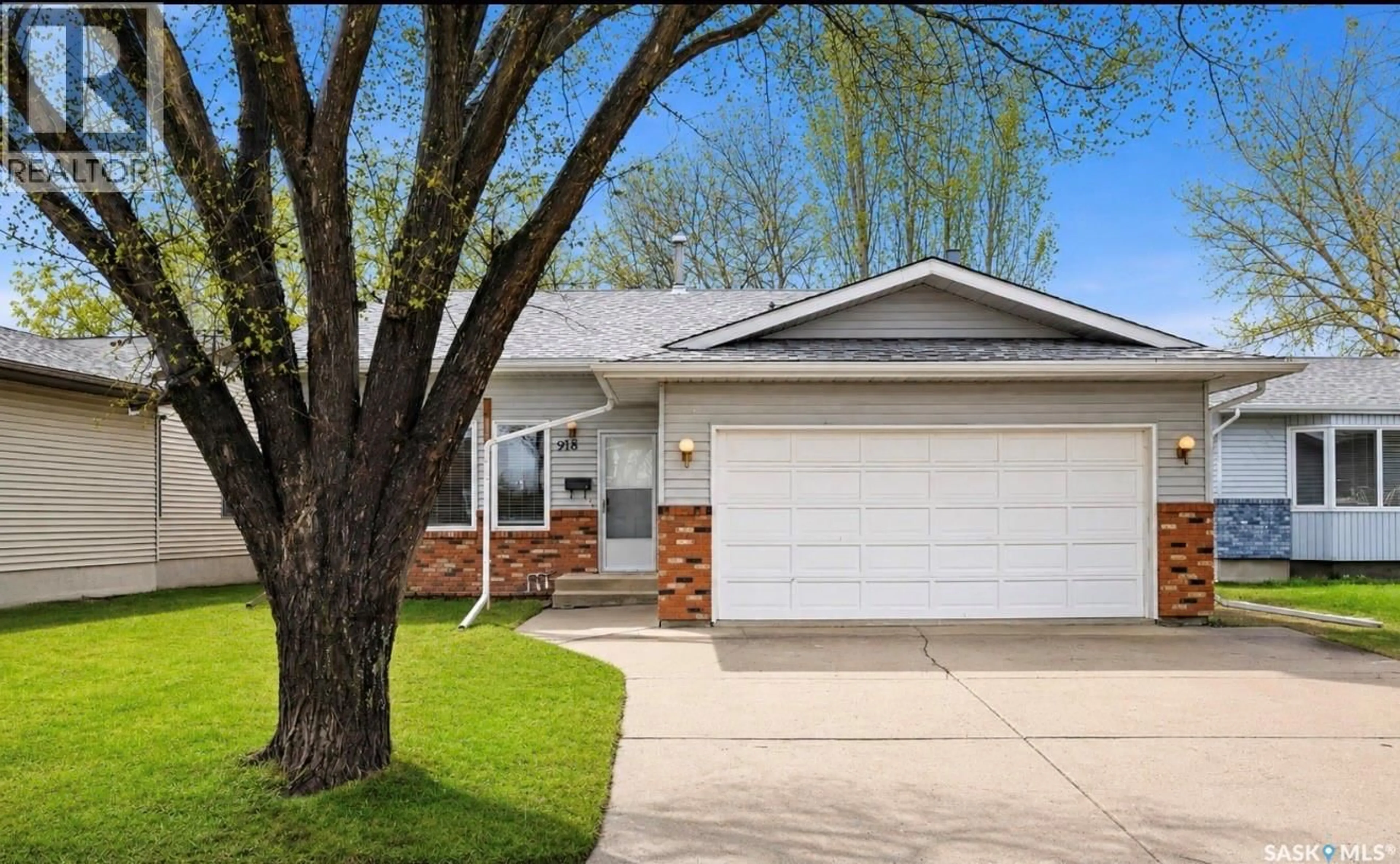 Home with vinyl exterior material, street for 314 WATERBURY ROAD, Saskatoon Saskatchewan S7J4T9