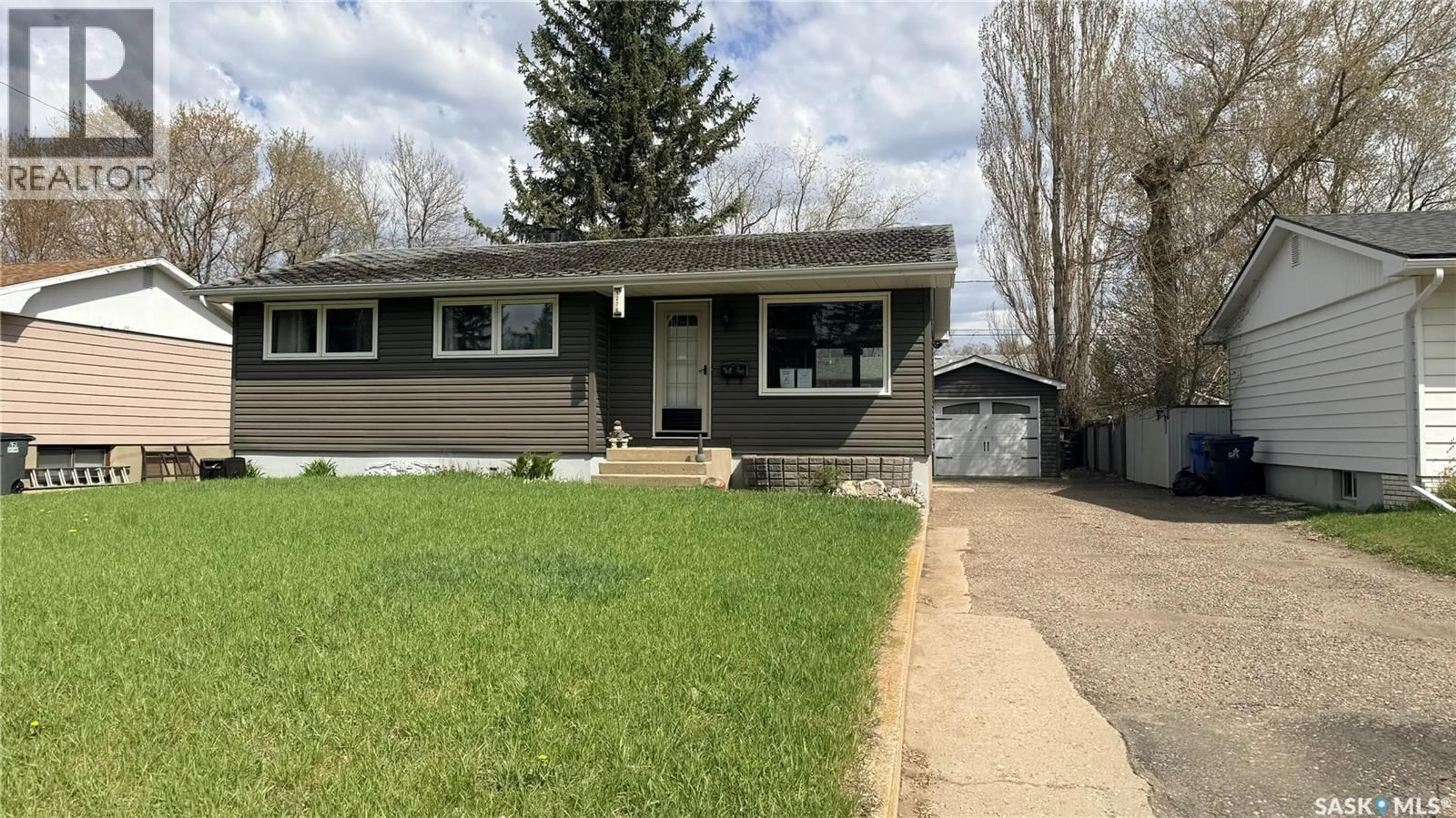 Home with vinyl exterior material, street for 1276 KING STREET, Estevan Saskatchewan S4A1L5