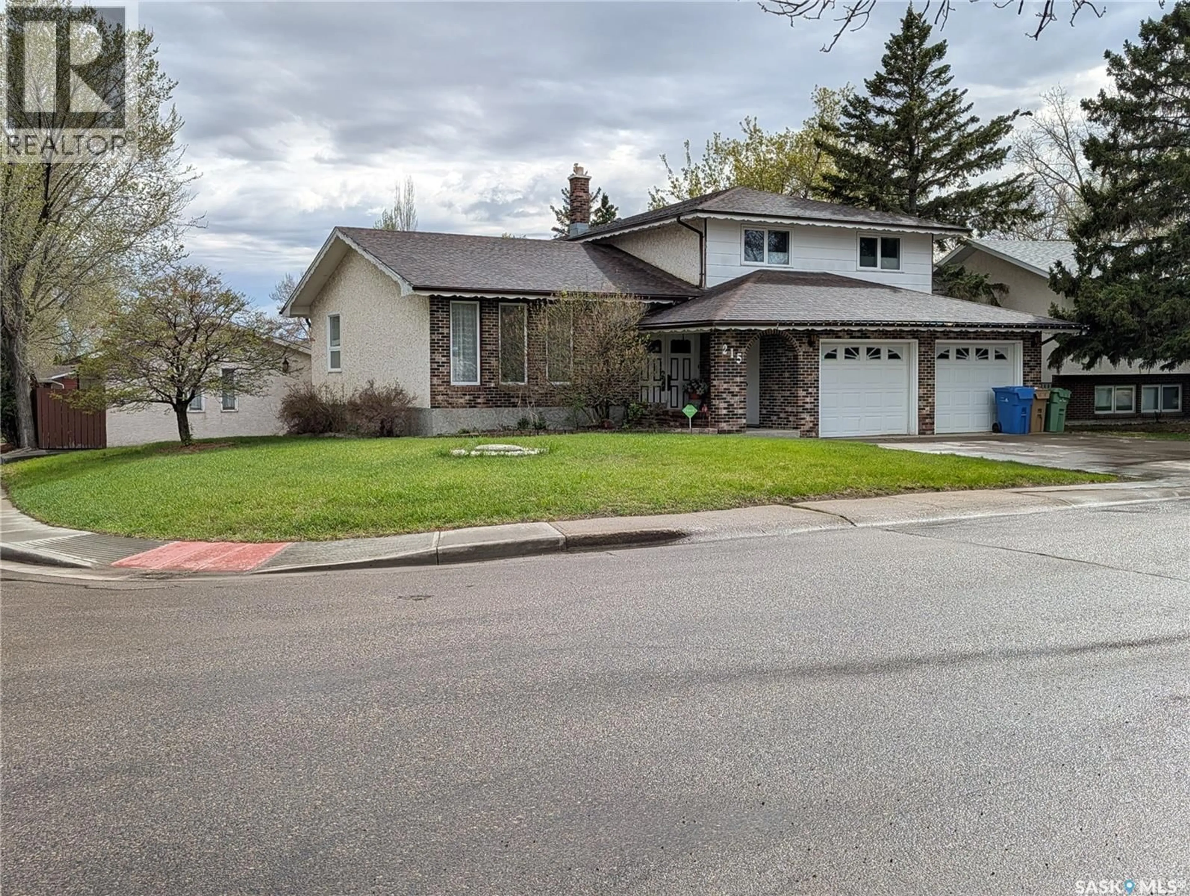 A pic from outside/outdoor area/front of a property/back of a property/a pic from drone, street for 215 DALGLIESH DRIVE, Regina Saskatchewan S4R7Z6