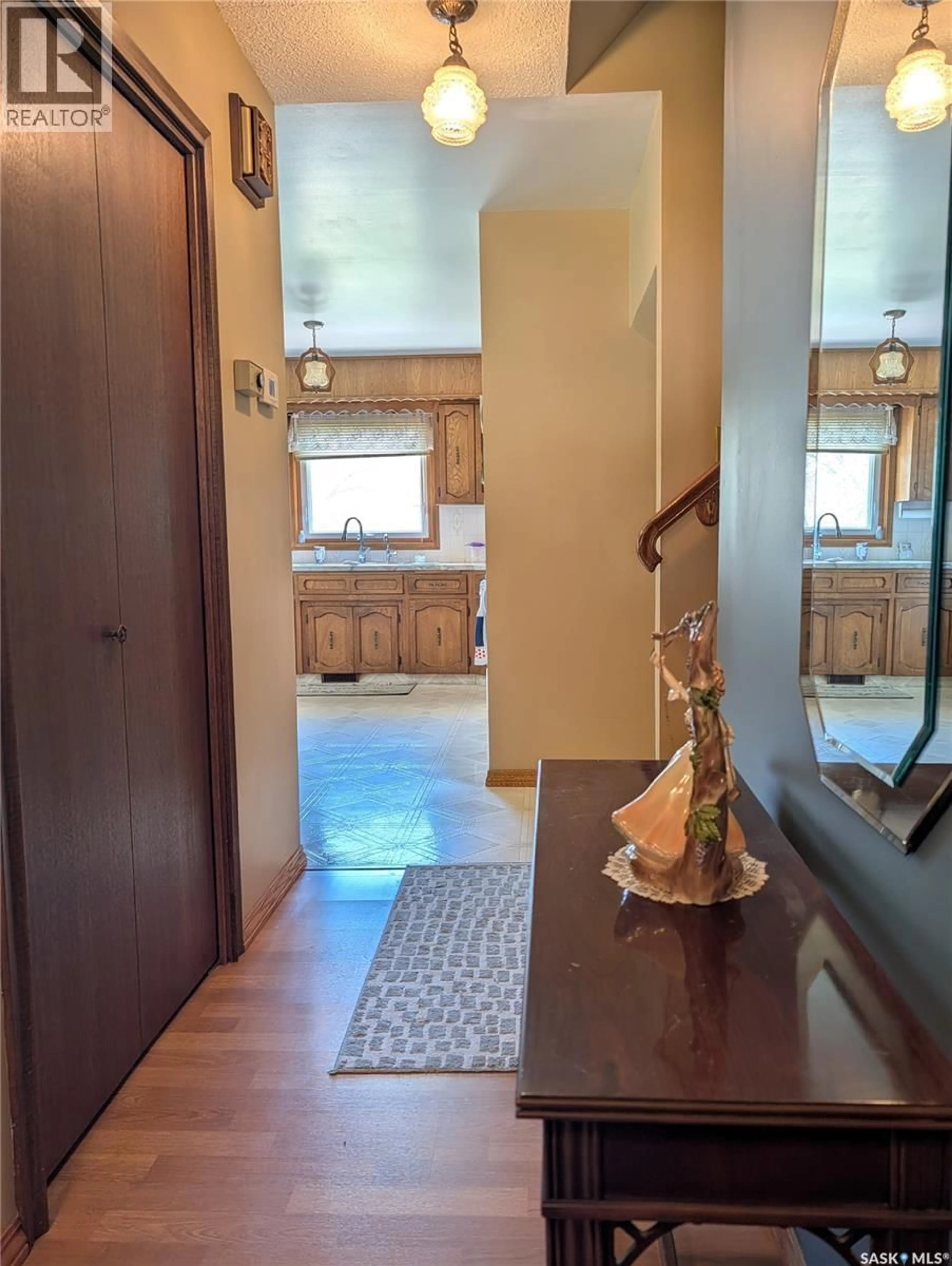 Indoor entryway for 215 DALGLIESH DRIVE, Regina Saskatchewan S4R7Z6