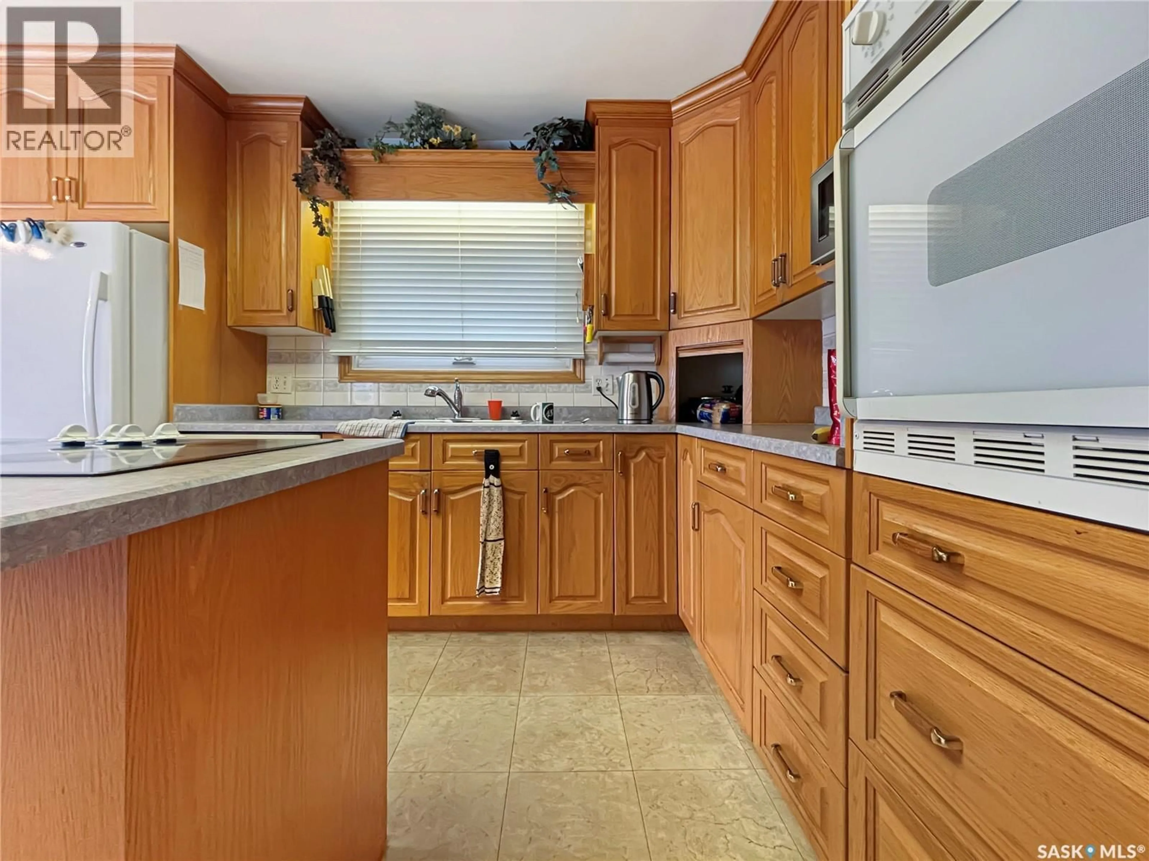 Standard kitchen, unknown for 102 105TH STREET, Saskatoon Saskatchewan S7N1N1
