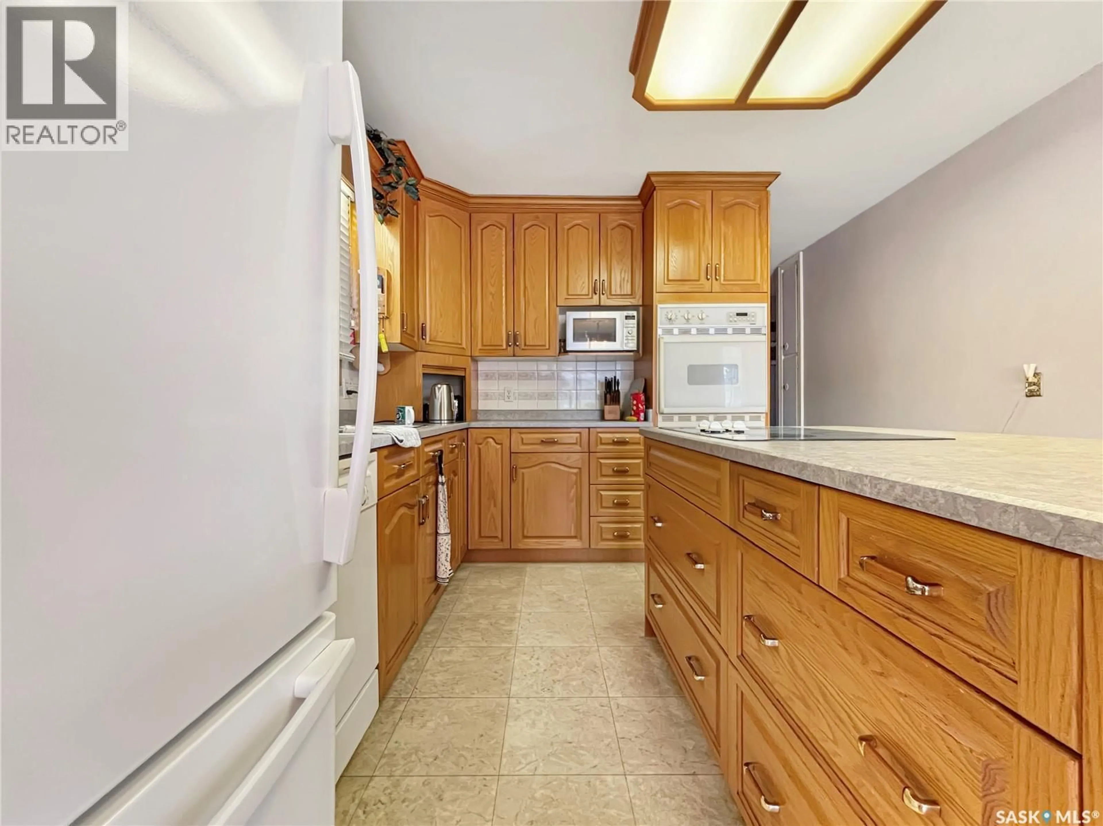 Standard kitchen, unknown for 102 105TH STREET, Saskatoon Saskatchewan S7N1N1