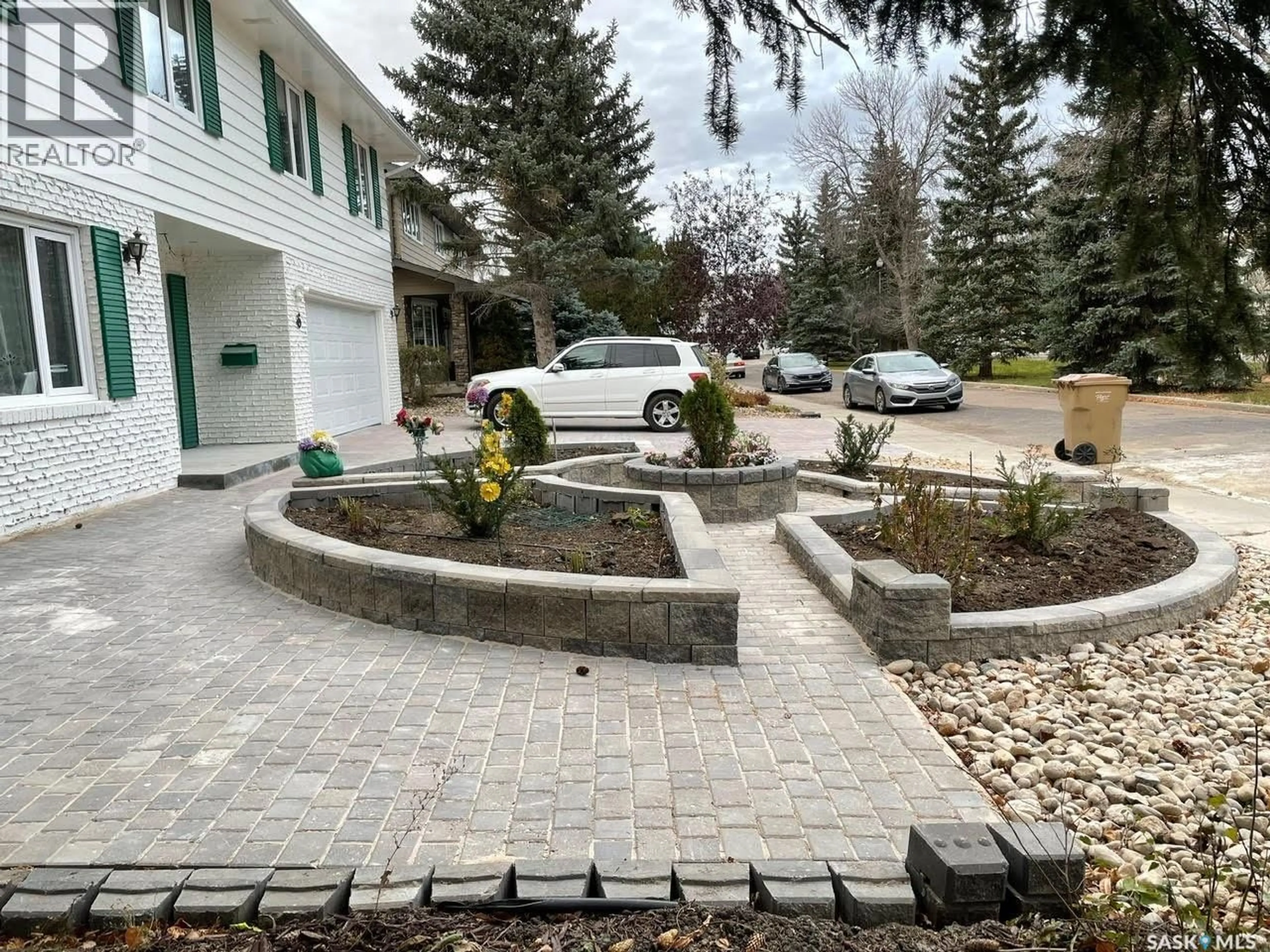 A pic from outside/outdoor area/front of a property/back of a property/a pic from drone, street for 6 HOGARTH PLACE, Regina Saskatchewan S4S4J8