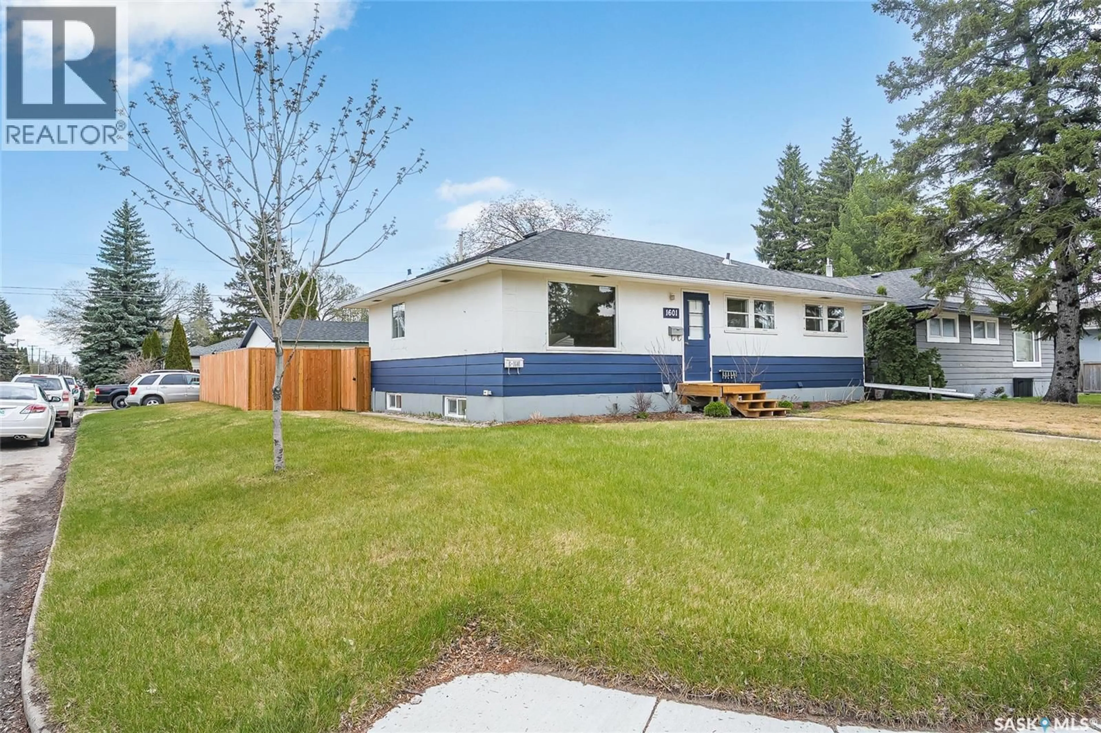 Home with vinyl exterior material, street for 1601 CUMBERLAND AVENUE, Saskatoon Saskatchewan S7H2M4