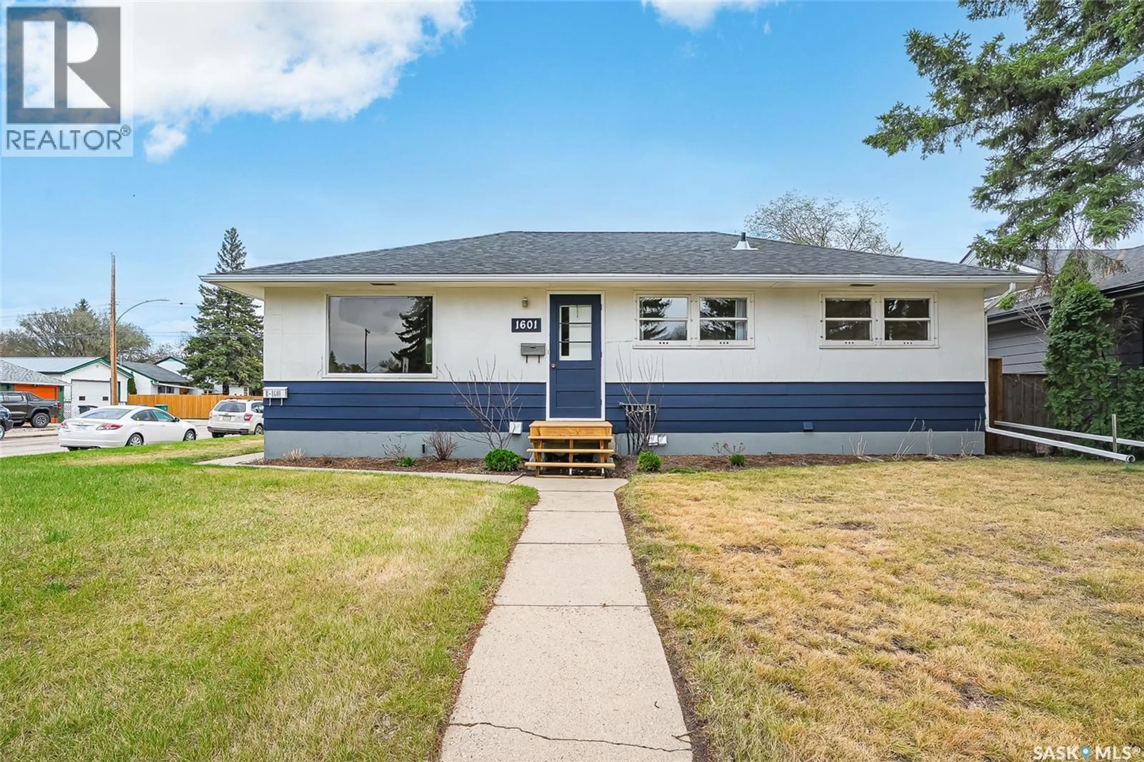 Home with vinyl exterior material, street for 1601 CUMBERLAND AVENUE, Saskatoon Saskatchewan S7H2M4