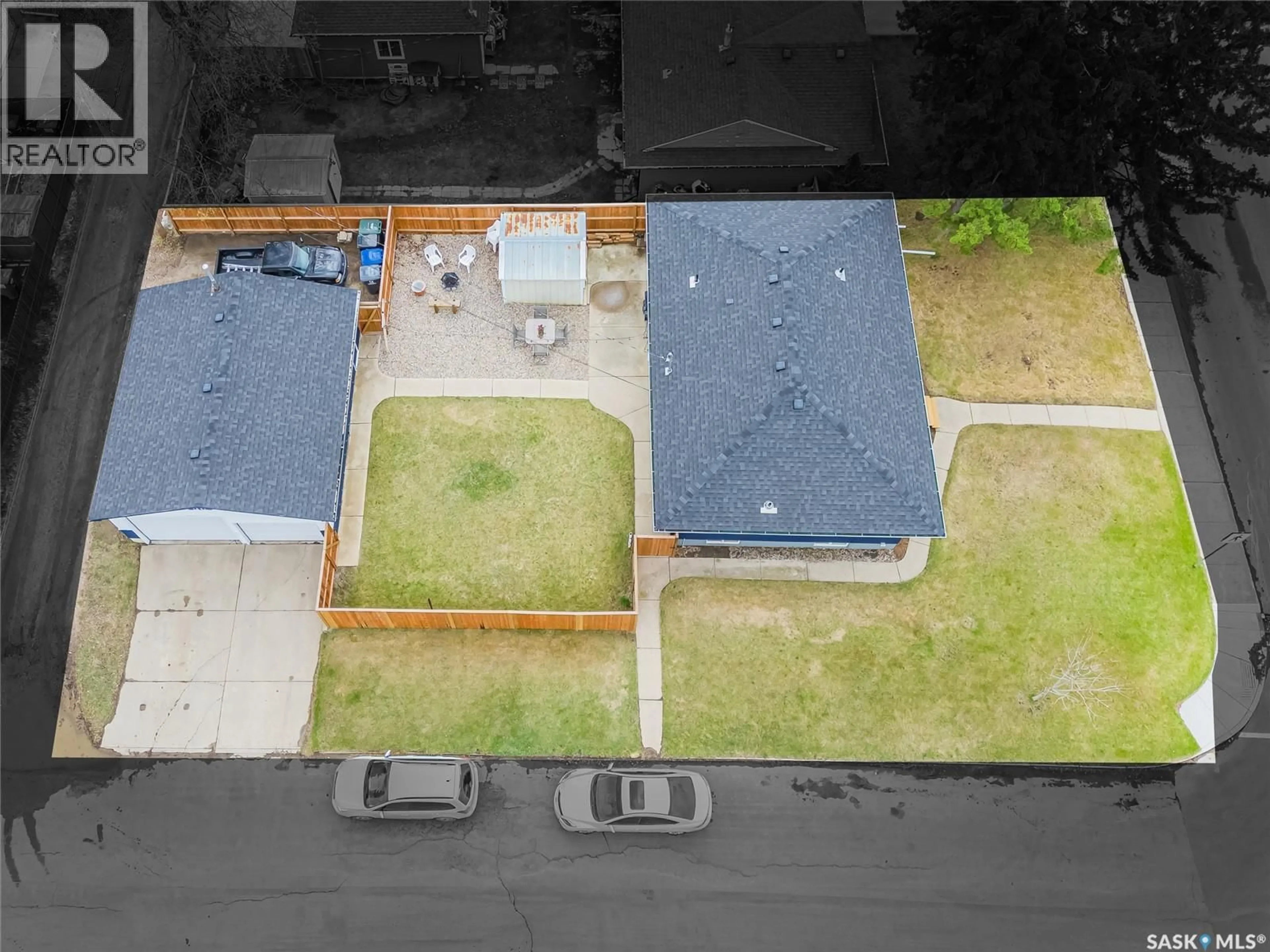 A pic from outside/outdoor area/front of a property/back of a property/a pic from drone, street for 1601 CUMBERLAND AVENUE, Saskatoon Saskatchewan S7H2M4