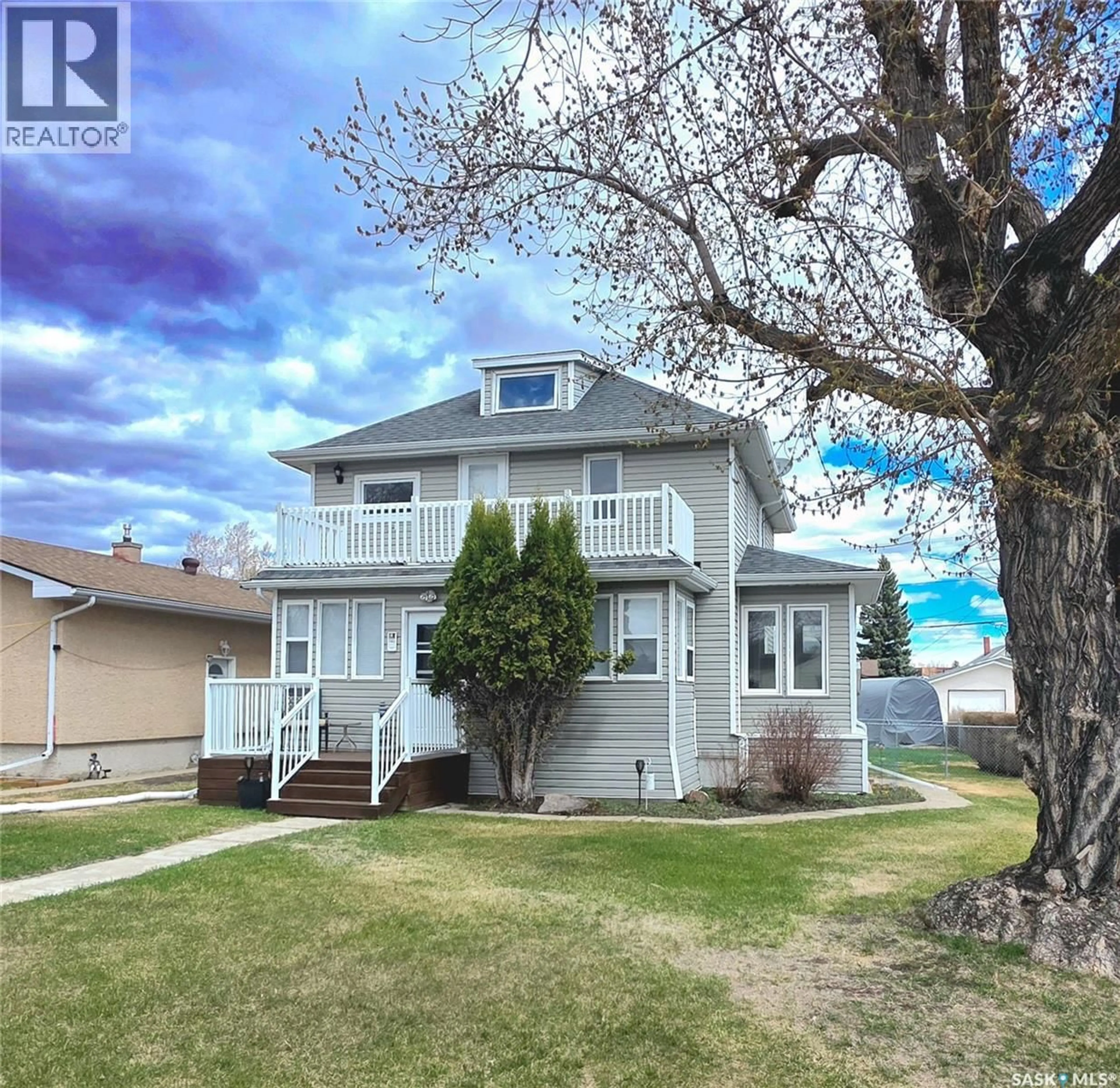 Home with vinyl exterior material, street for 142 10TH AVENUE, Melville Saskatchewan S0A2P0