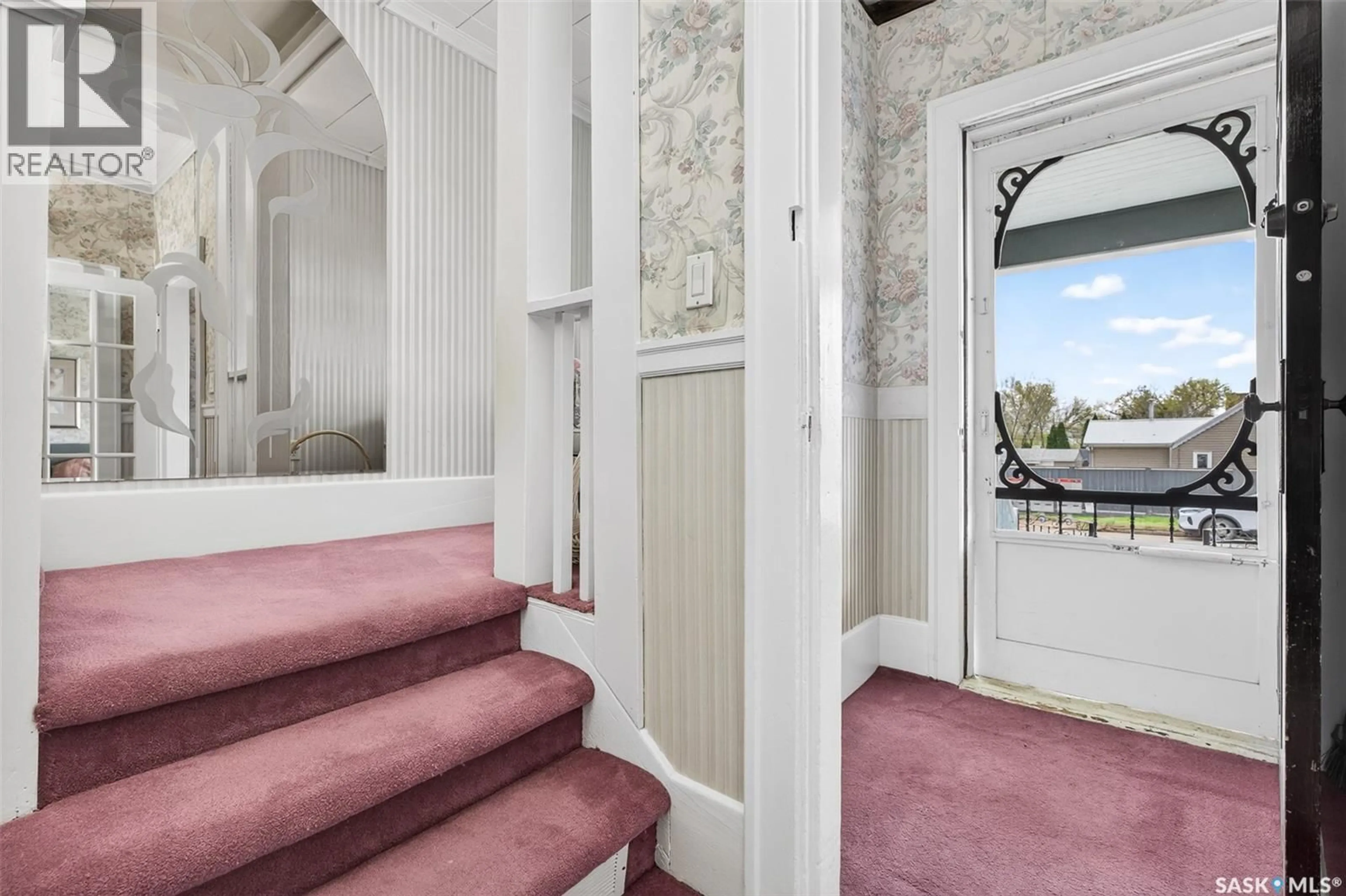 Indoor foyer for 632 OXFORD STREET, Moose Jaw Saskatchewan S6H2P7