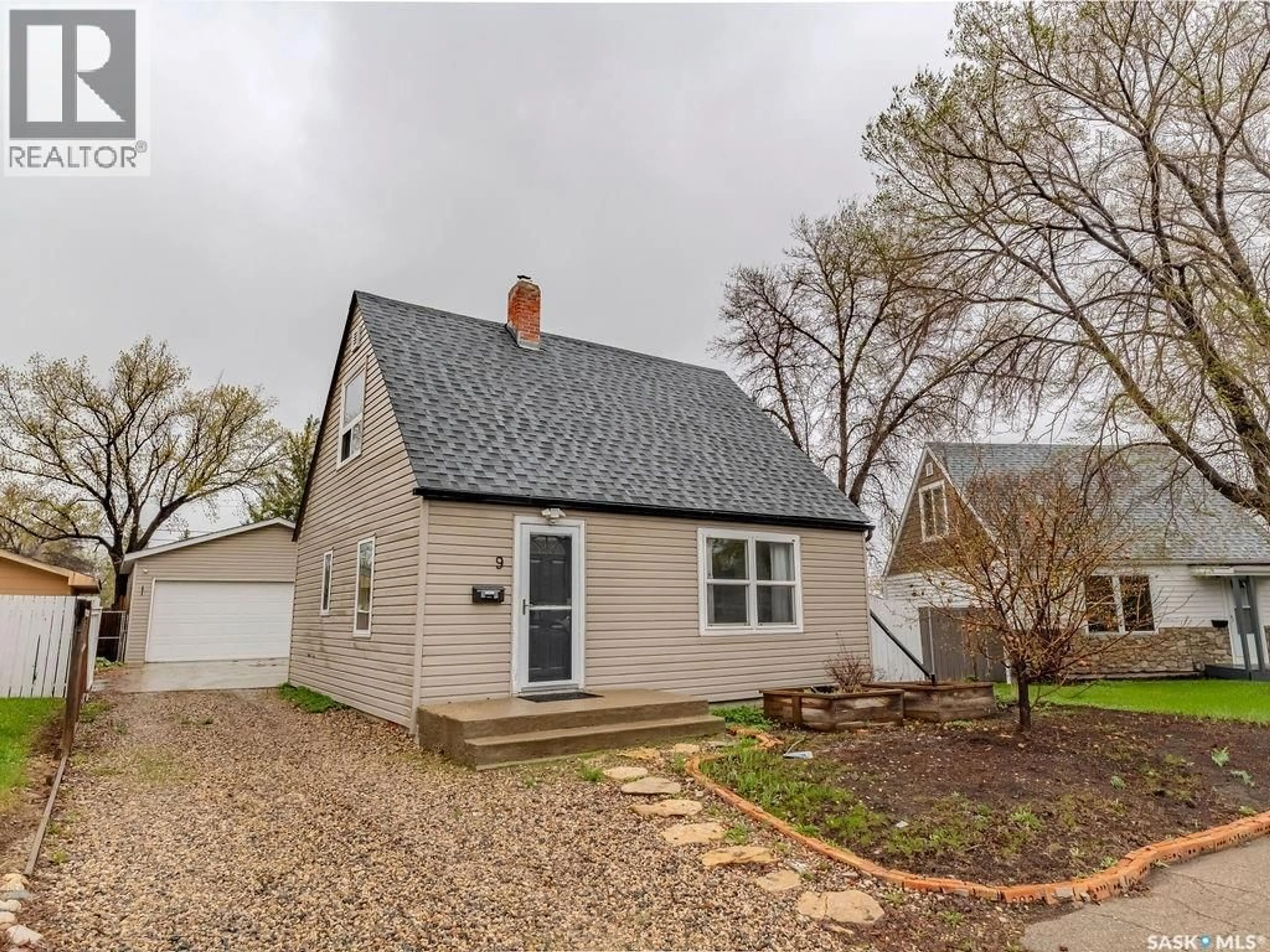 Home with vinyl exterior material, street for 9 MINTO PLACE, Saskatoon Saskatchewan S7L1C4