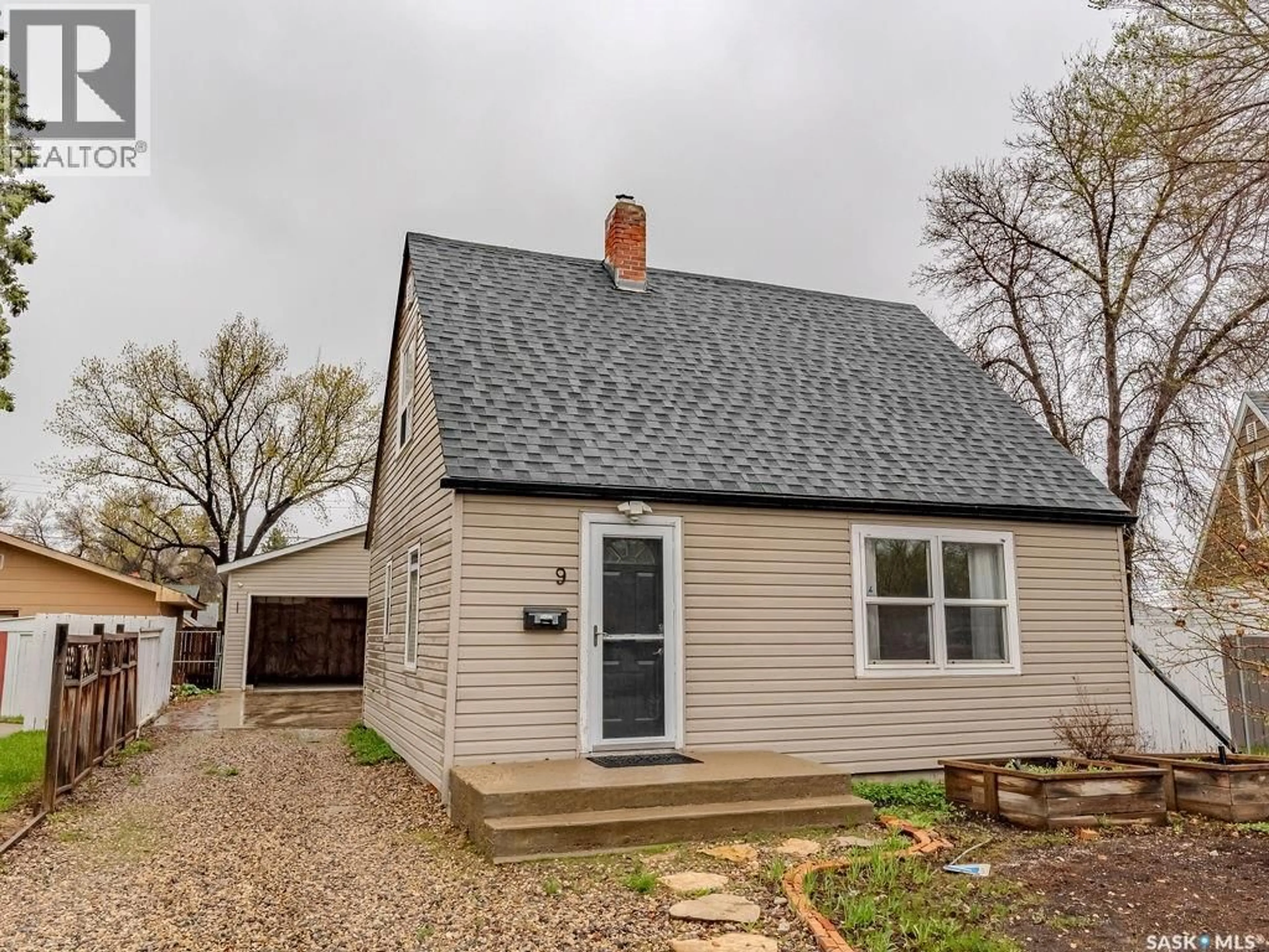 Home with vinyl exterior material, street for 9 MINTO PLACE, Saskatoon Saskatchewan S7L1C4