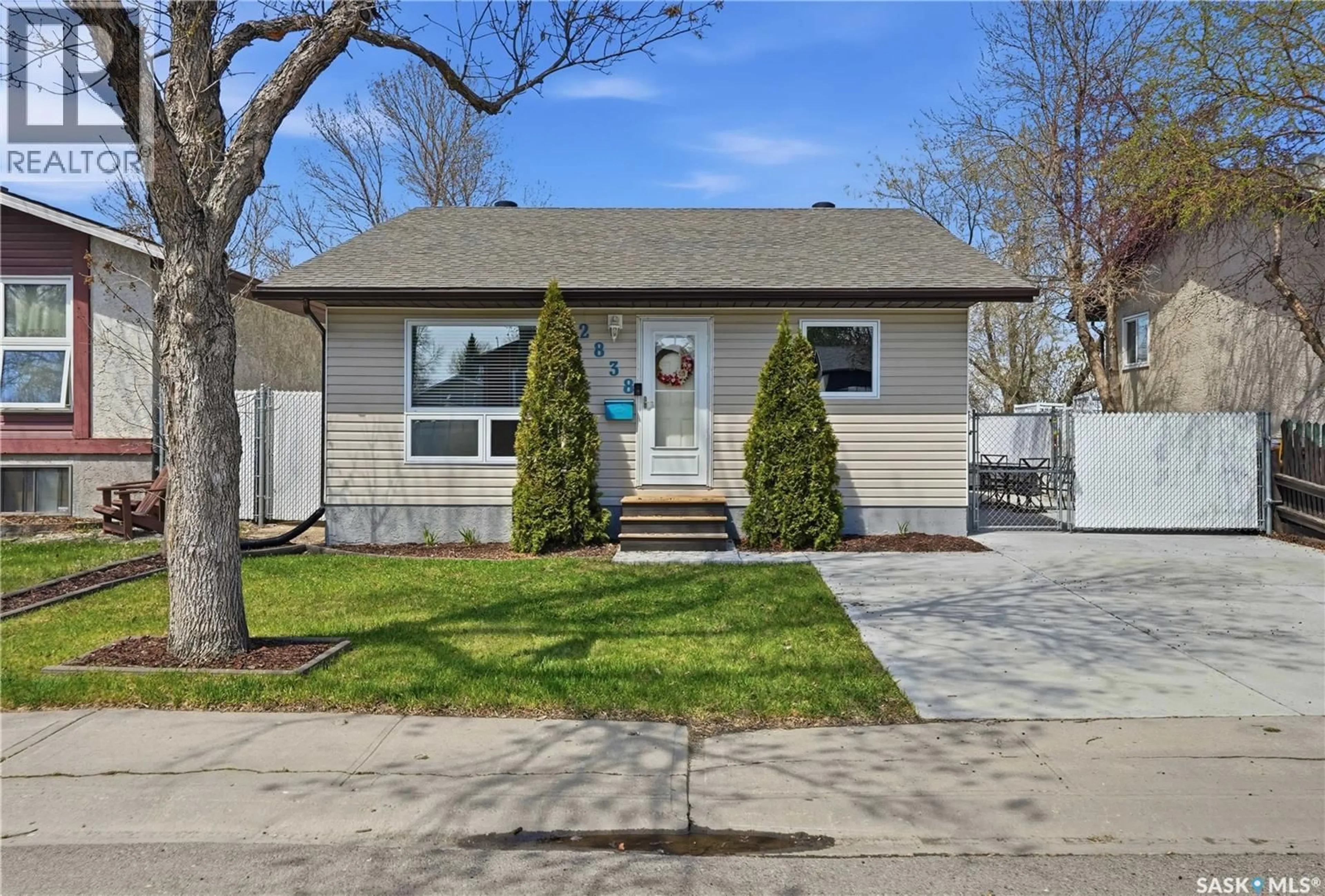 Home with vinyl exterior material, street for 2838 HARTMANN CRESCENT, Regina Saskatchewan S4N6L9