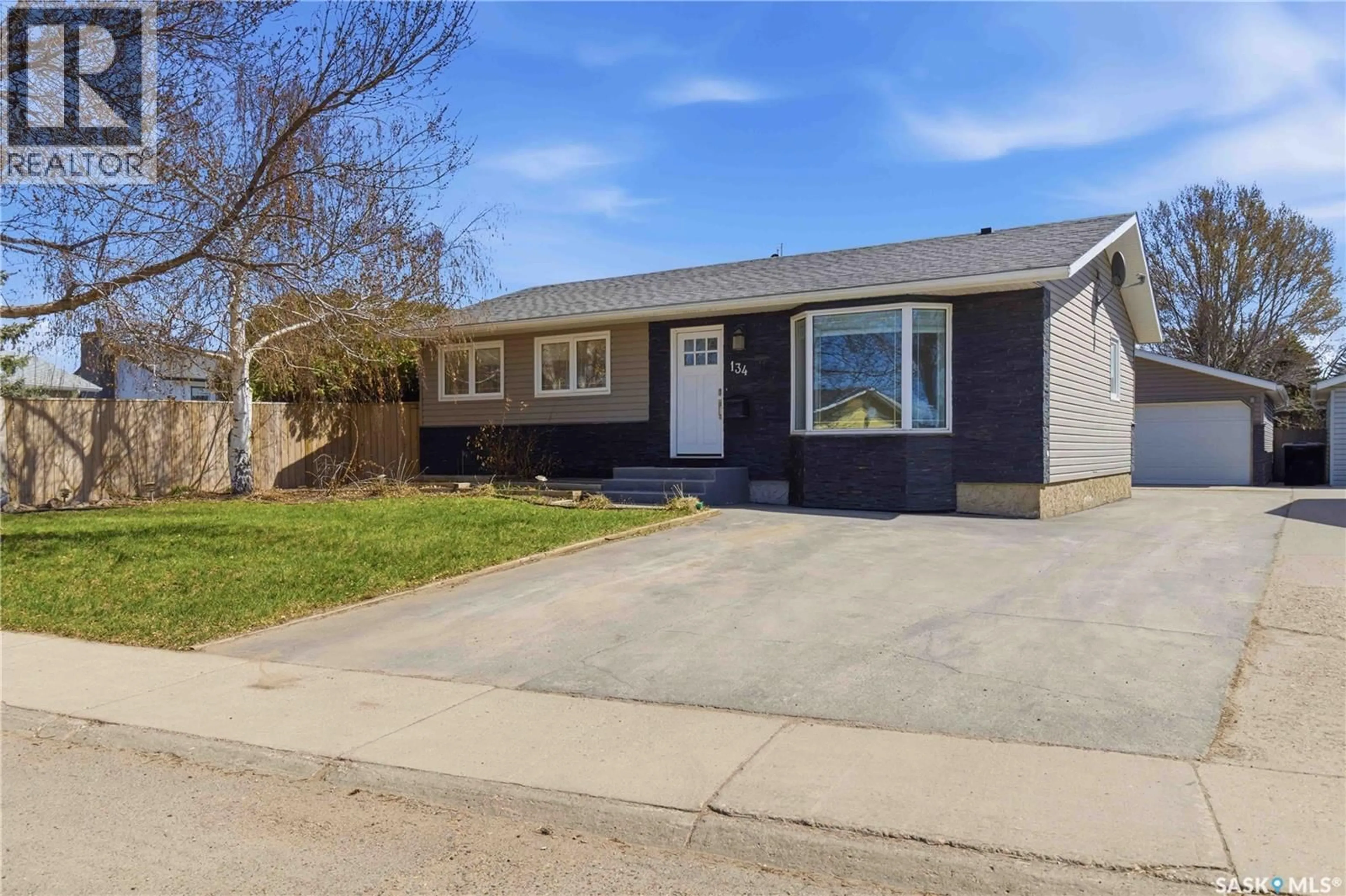 Home with vinyl exterior material, street for 134 RUSSELL ROAD, Saskatoon Saskatchewan S7K5S9