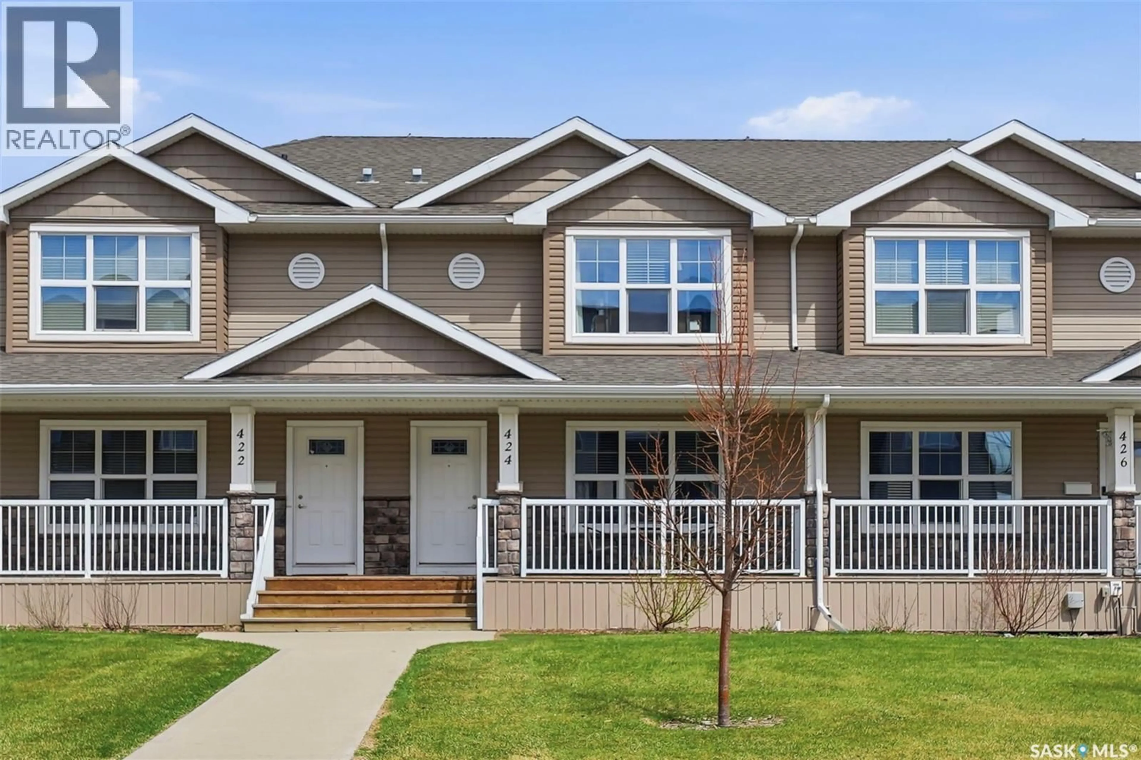 Home with vinyl exterior material, street for 424 MANINGAS BEND, Saskatoon Saskatchewan S7W0V6
