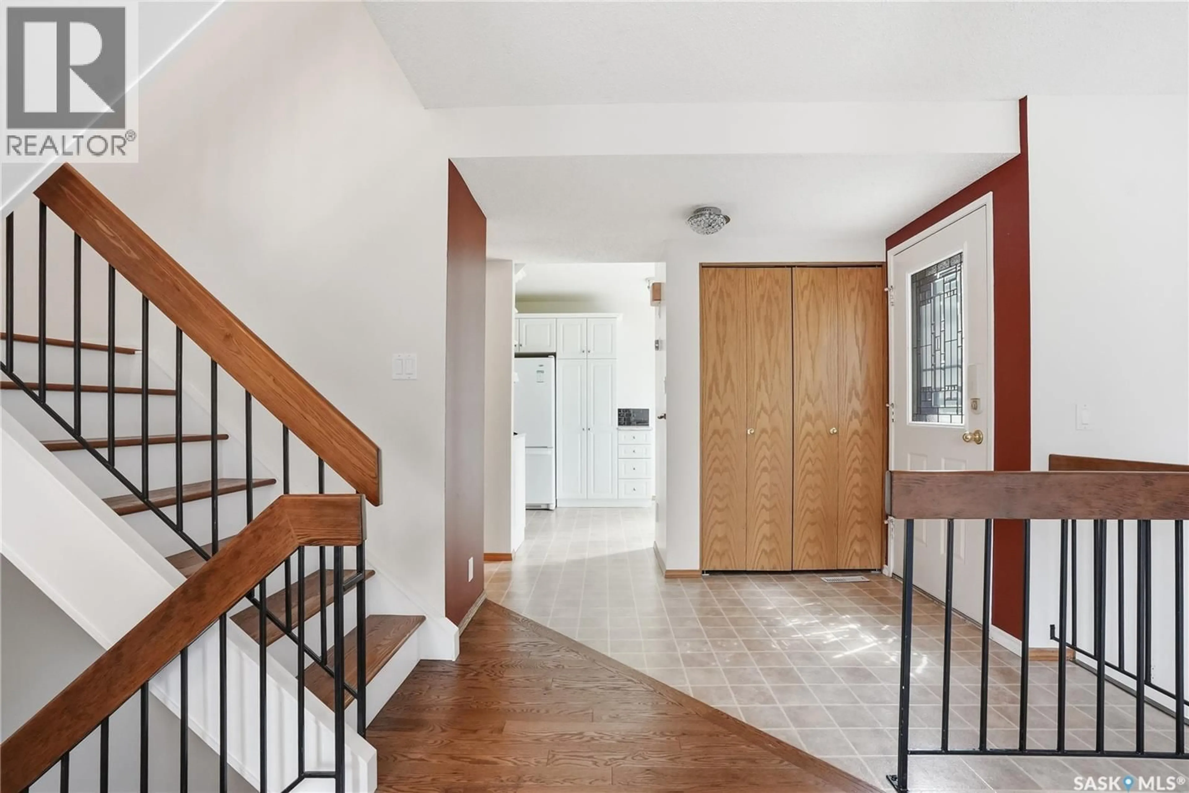 Indoor foyer for 20 455 PINEHOUSE DRIVE, Saskatoon Saskatchewan S7K5X1