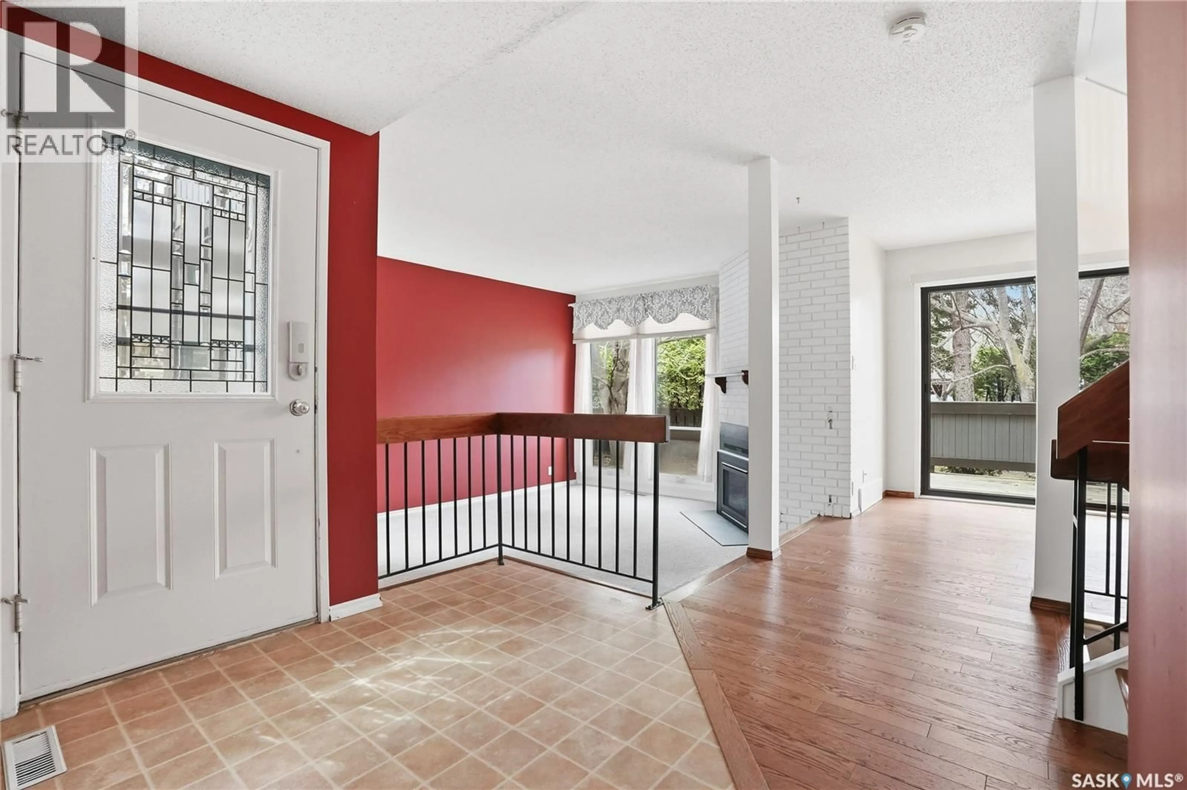 Indoor foyer for 20 455 PINEHOUSE DRIVE, Saskatoon Saskatchewan S7K5X1