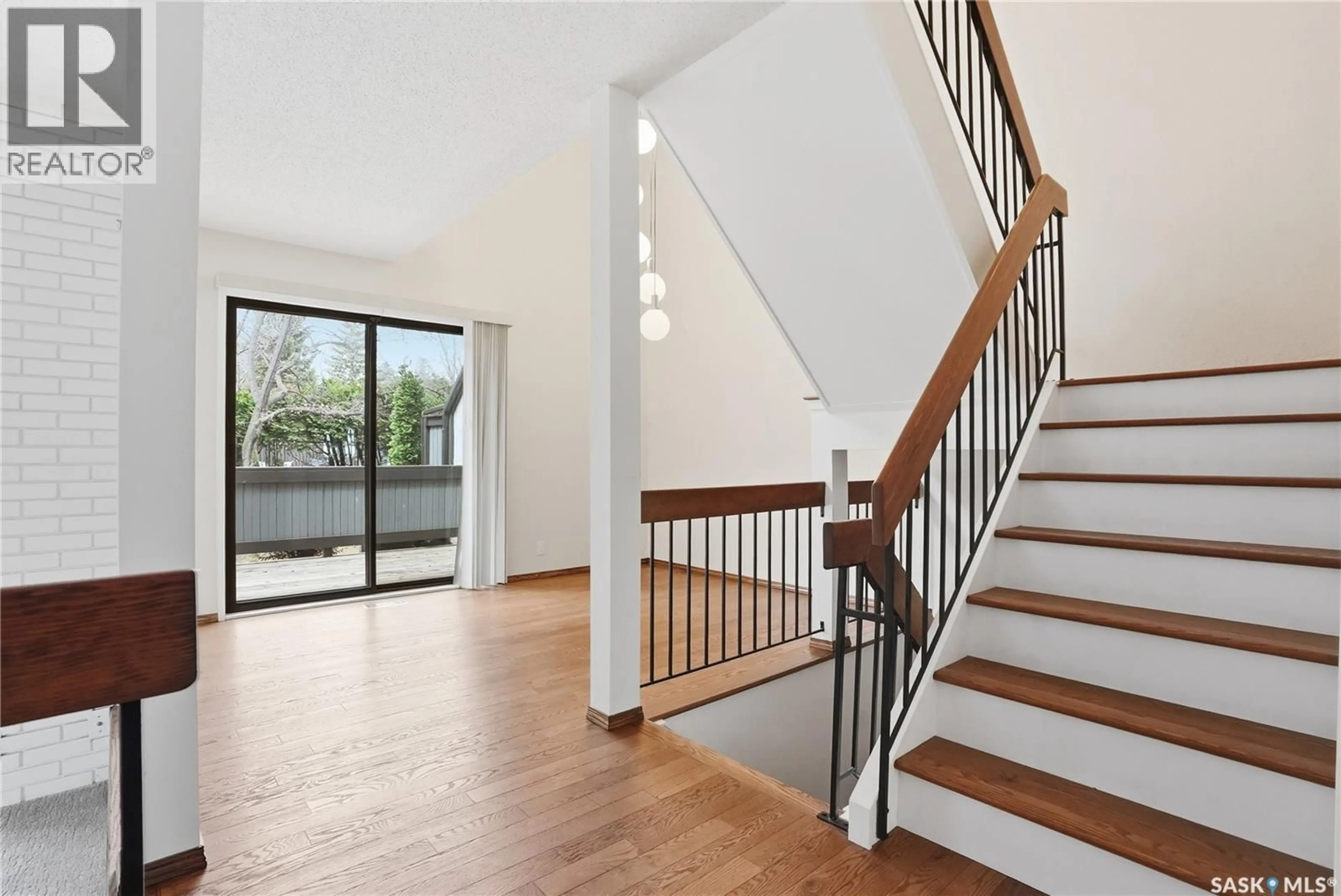 Indoor foyer for 20 455 PINEHOUSE DRIVE, Saskatoon Saskatchewan S7K5X1